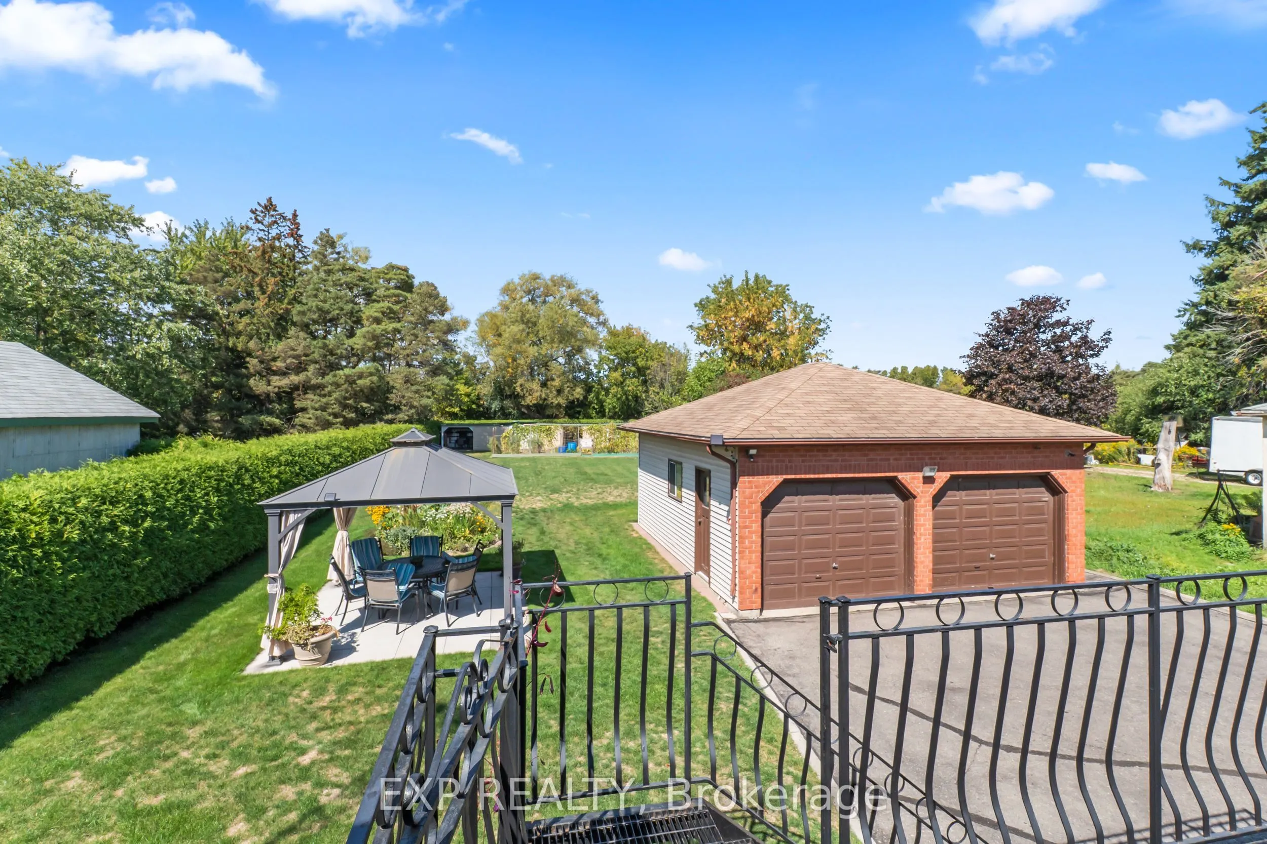 592 Taunton Road W