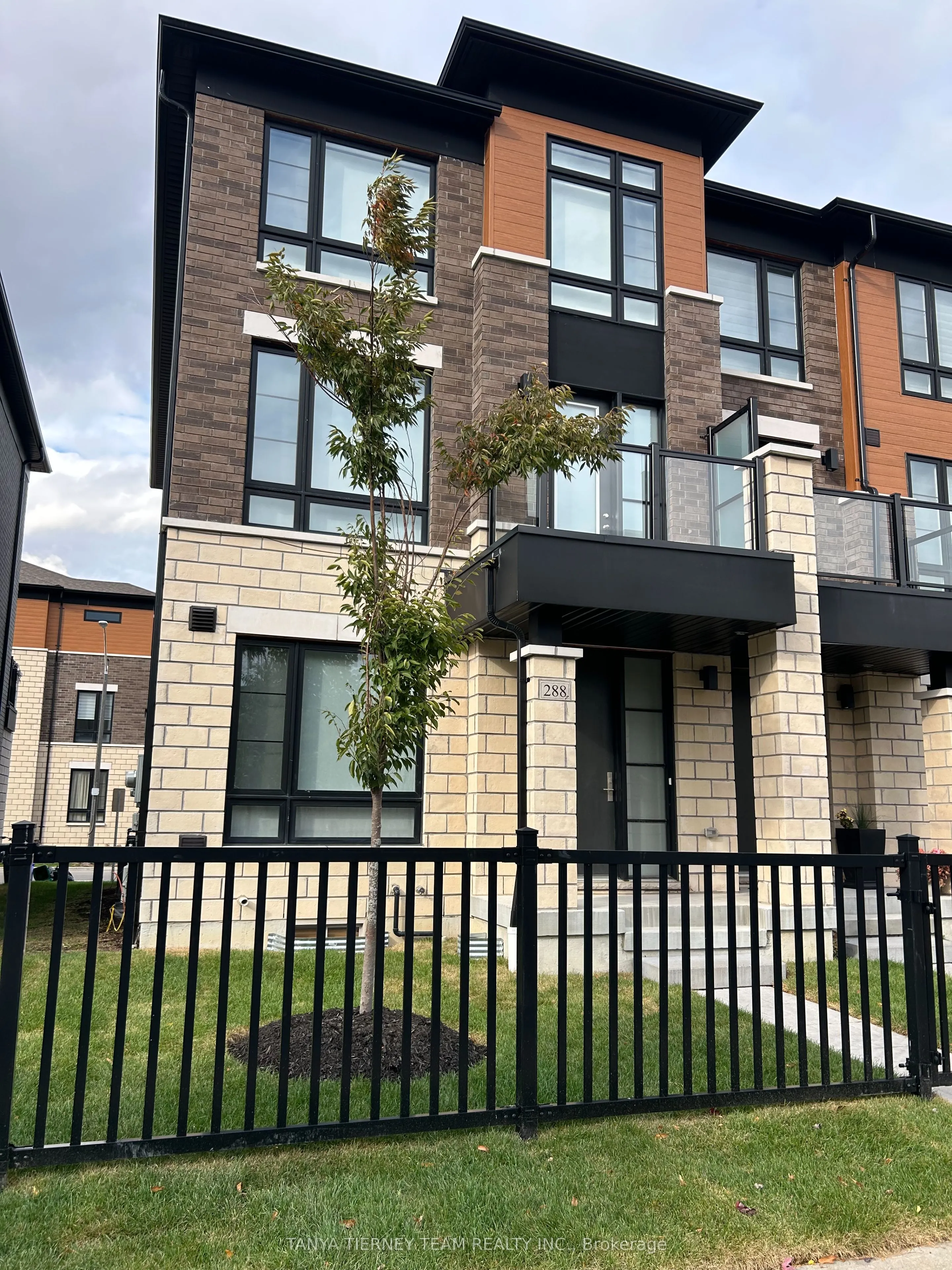 288 Carnwith Drive E