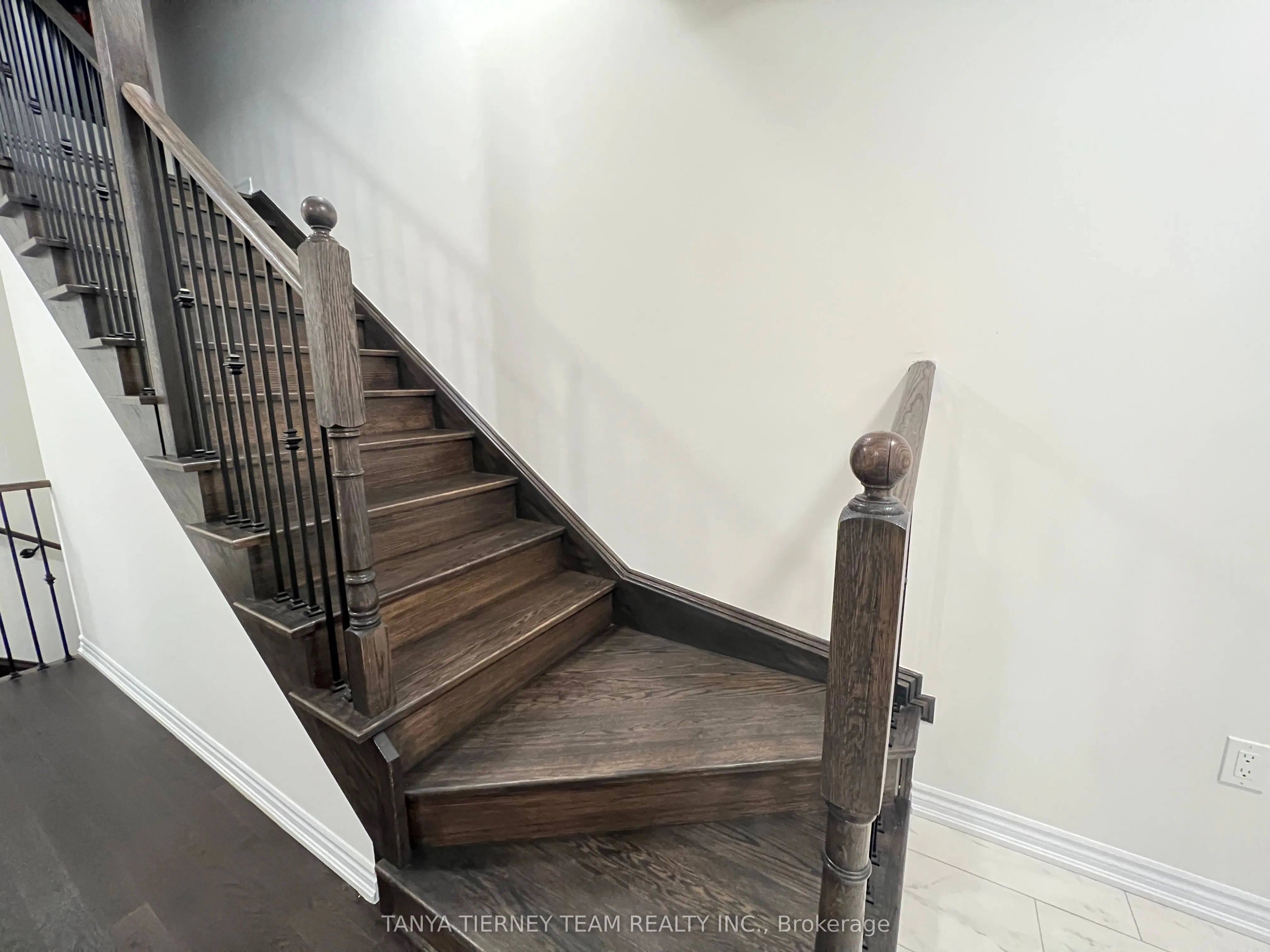 288 Carnwith Drive E