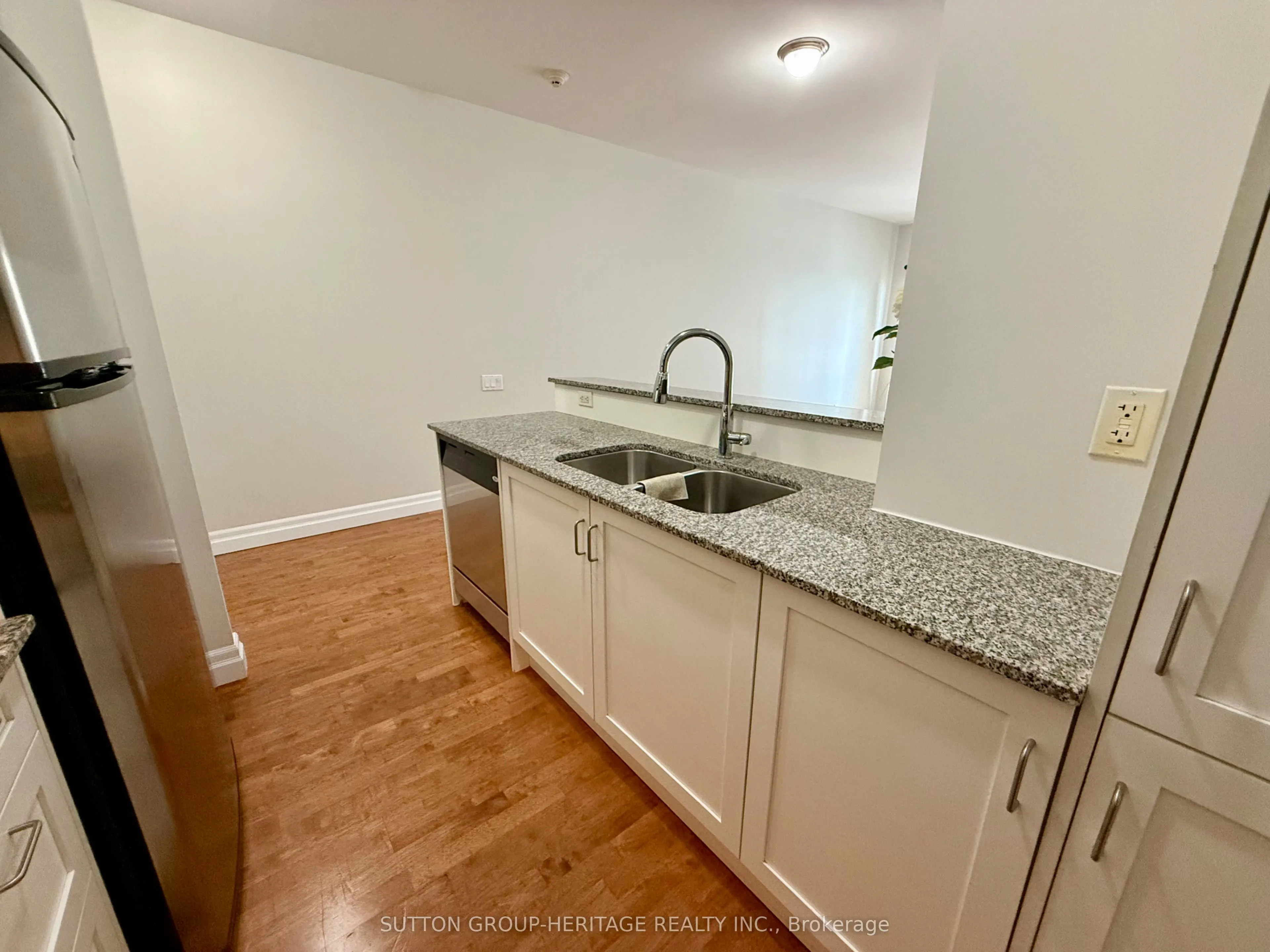 44 Bond Street W, #902