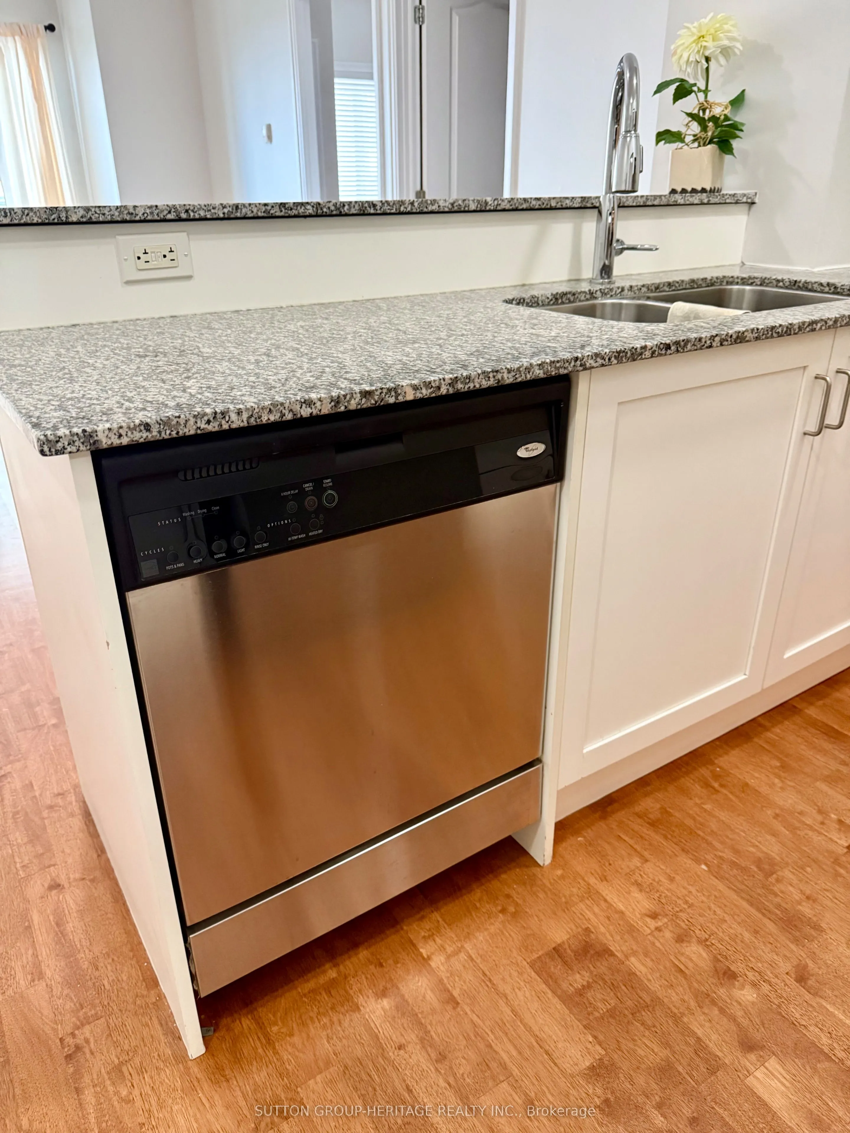 44 Bond Street W, #902