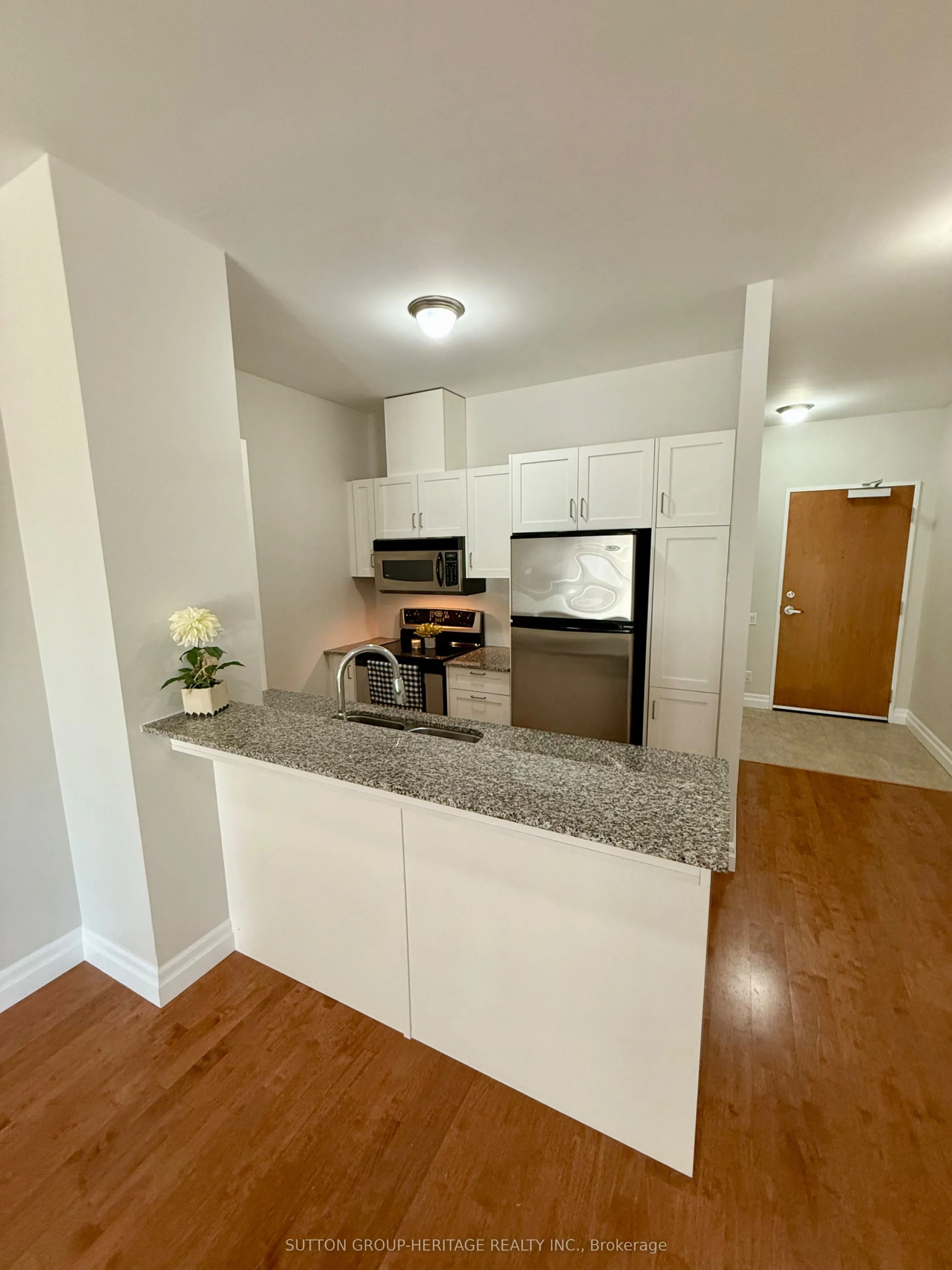 44 Bond Street W, #902