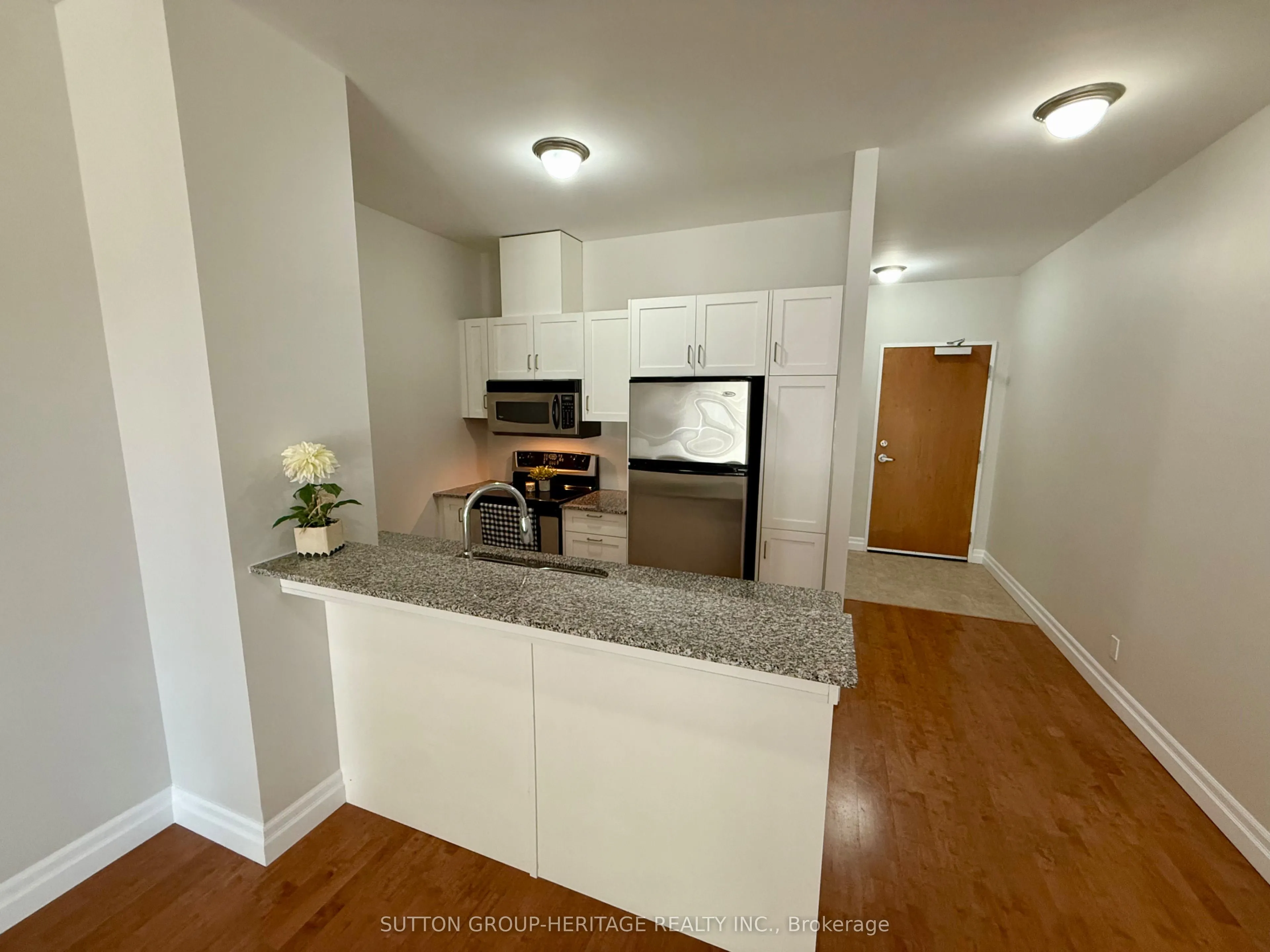 44 Bond Street W, #902