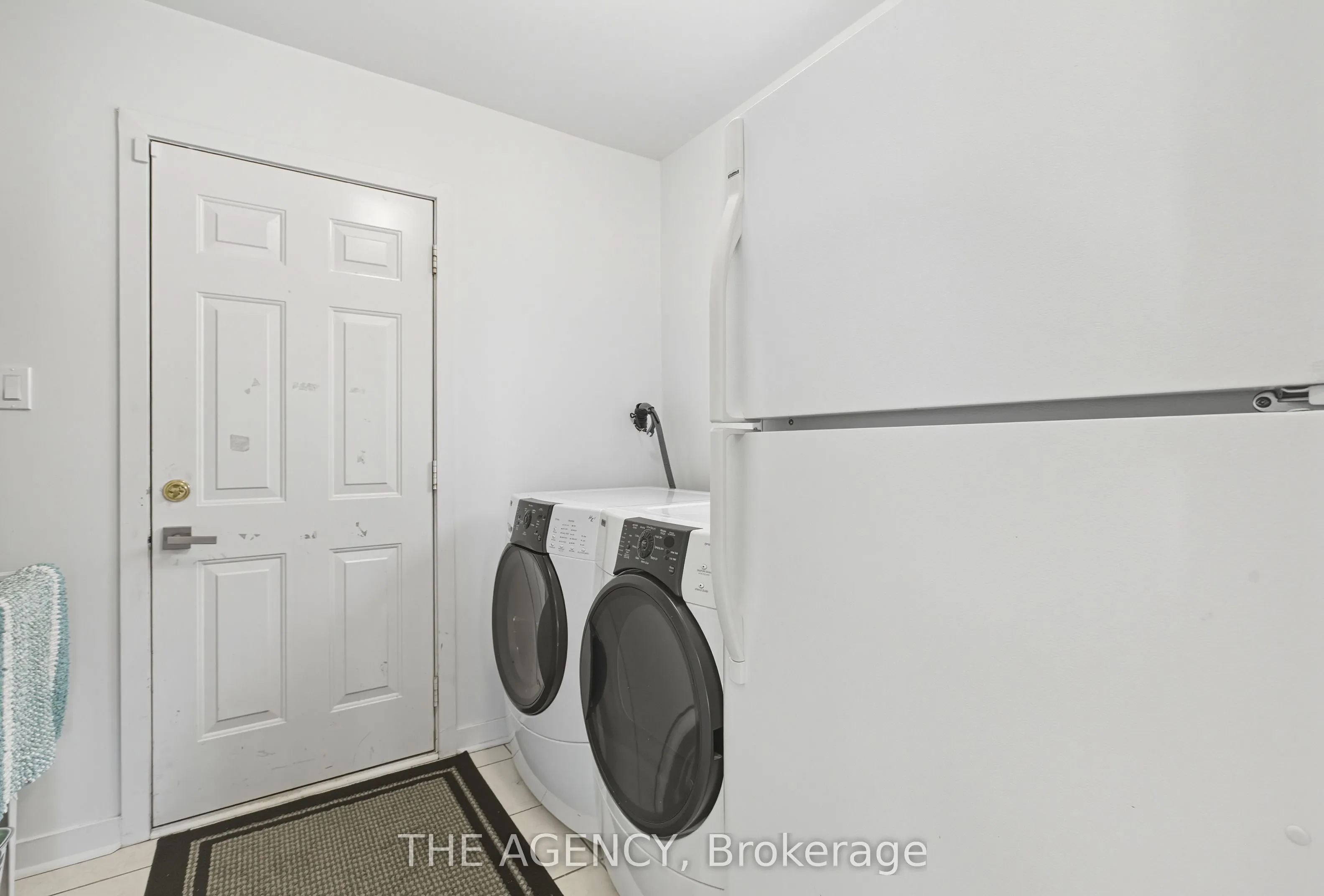 12 Robert Attersley Drive E