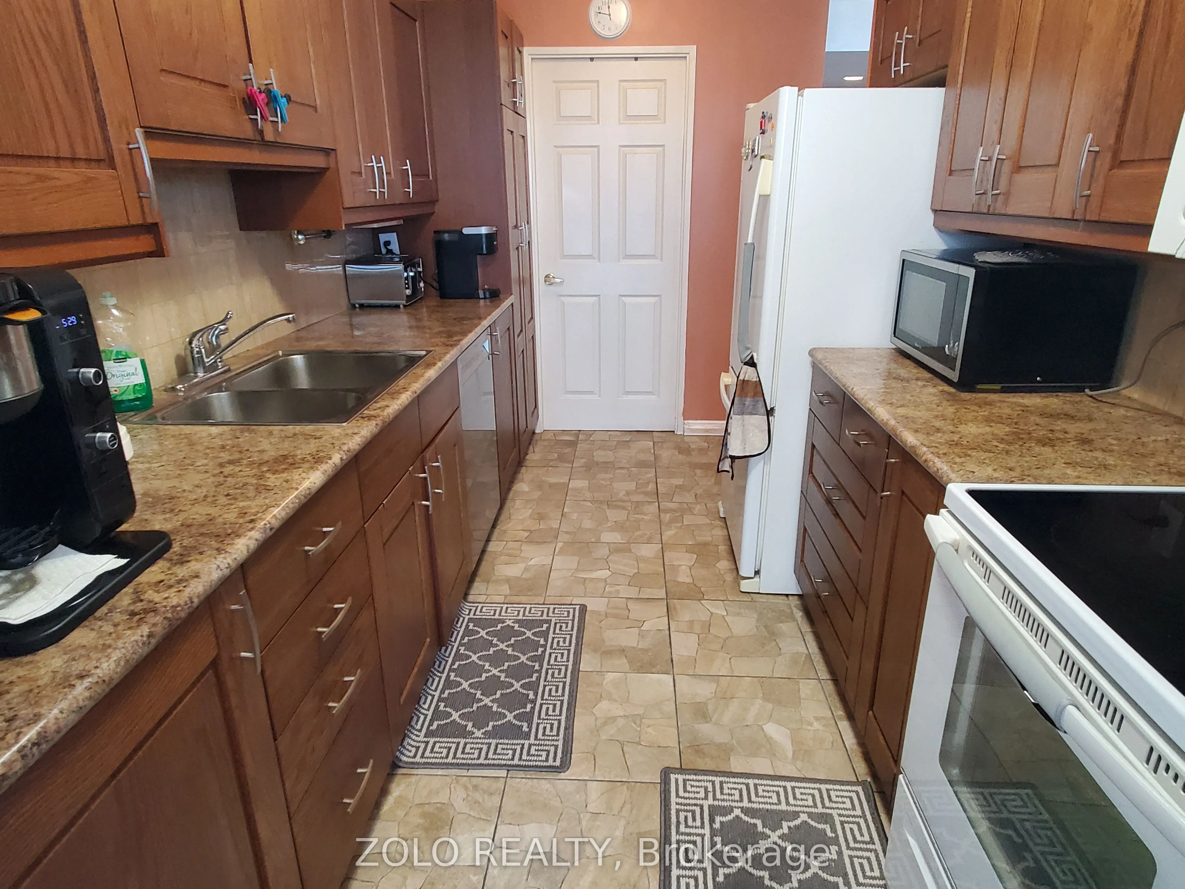 3233 Eglinton Avenue E, #805