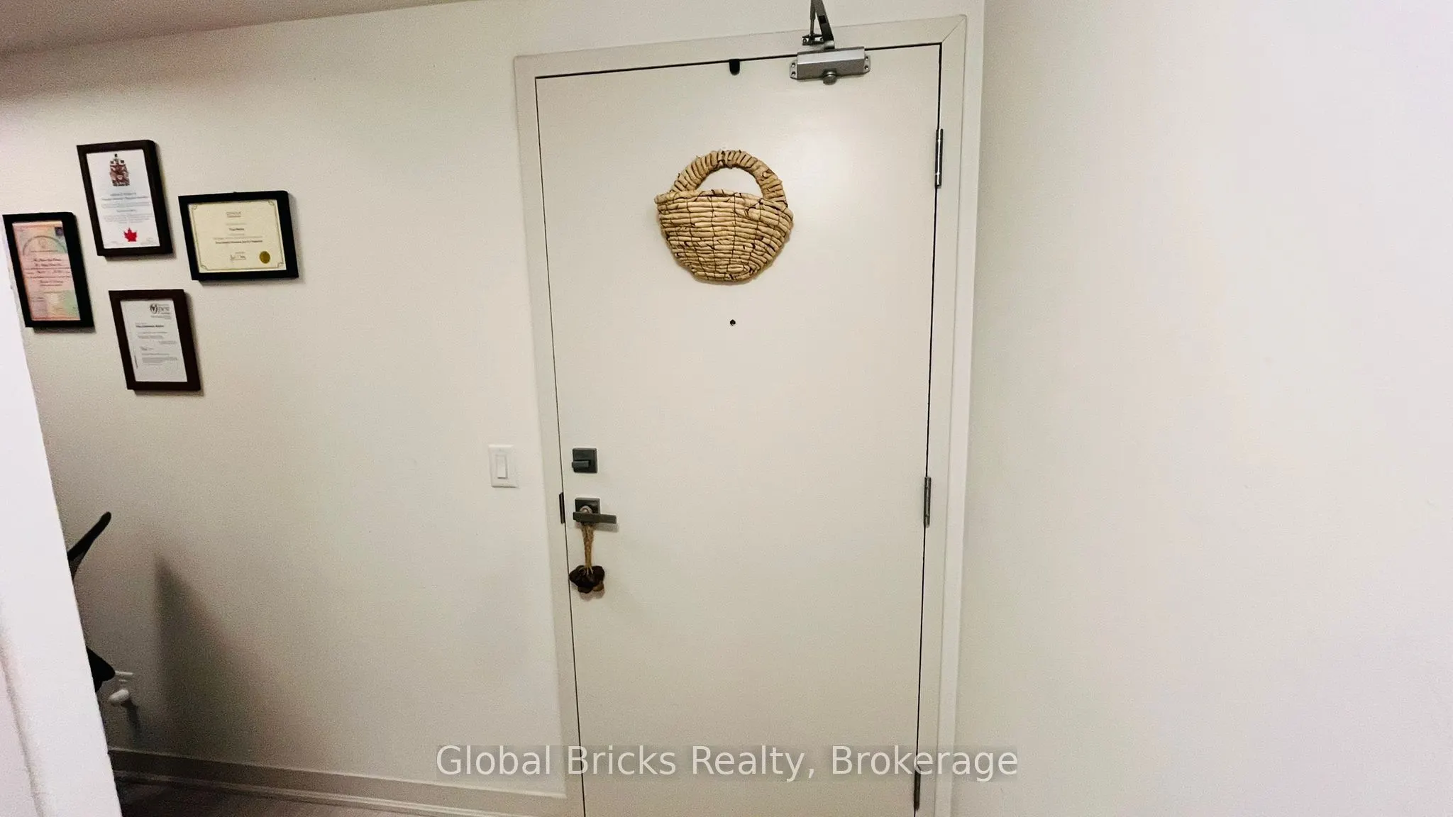 90 Glen Everest Road, #304