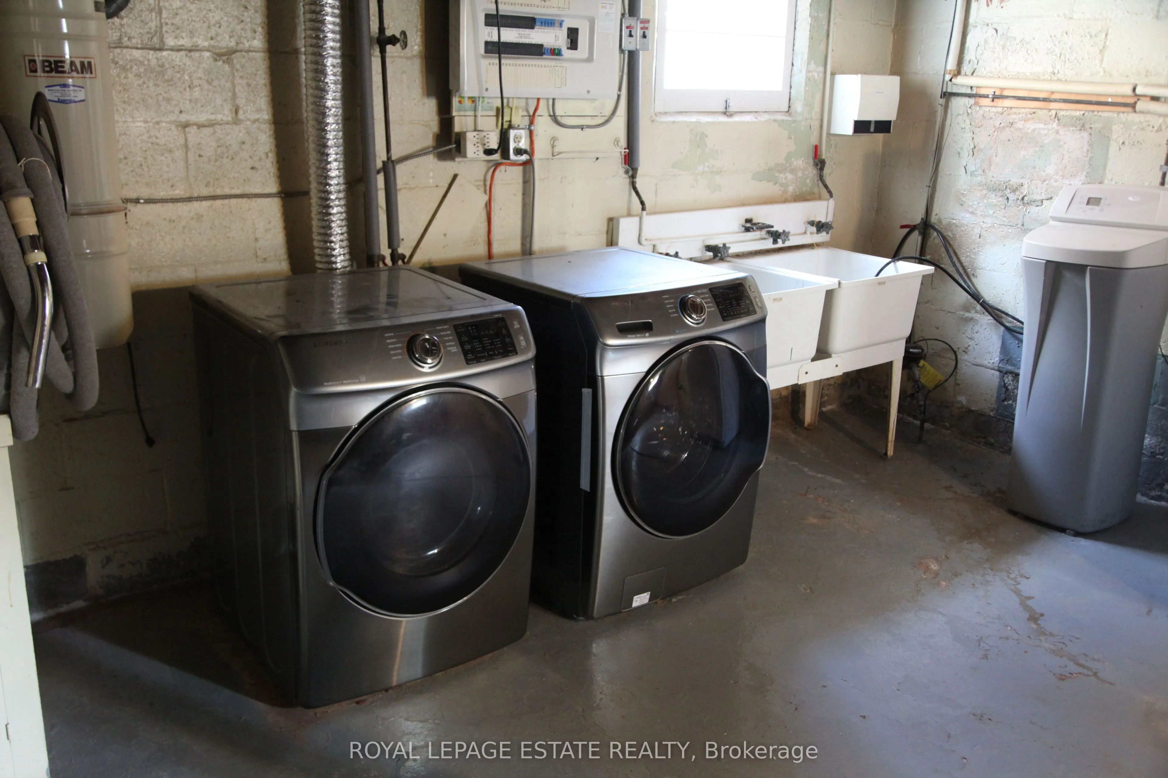 16 Clairlea Crescent