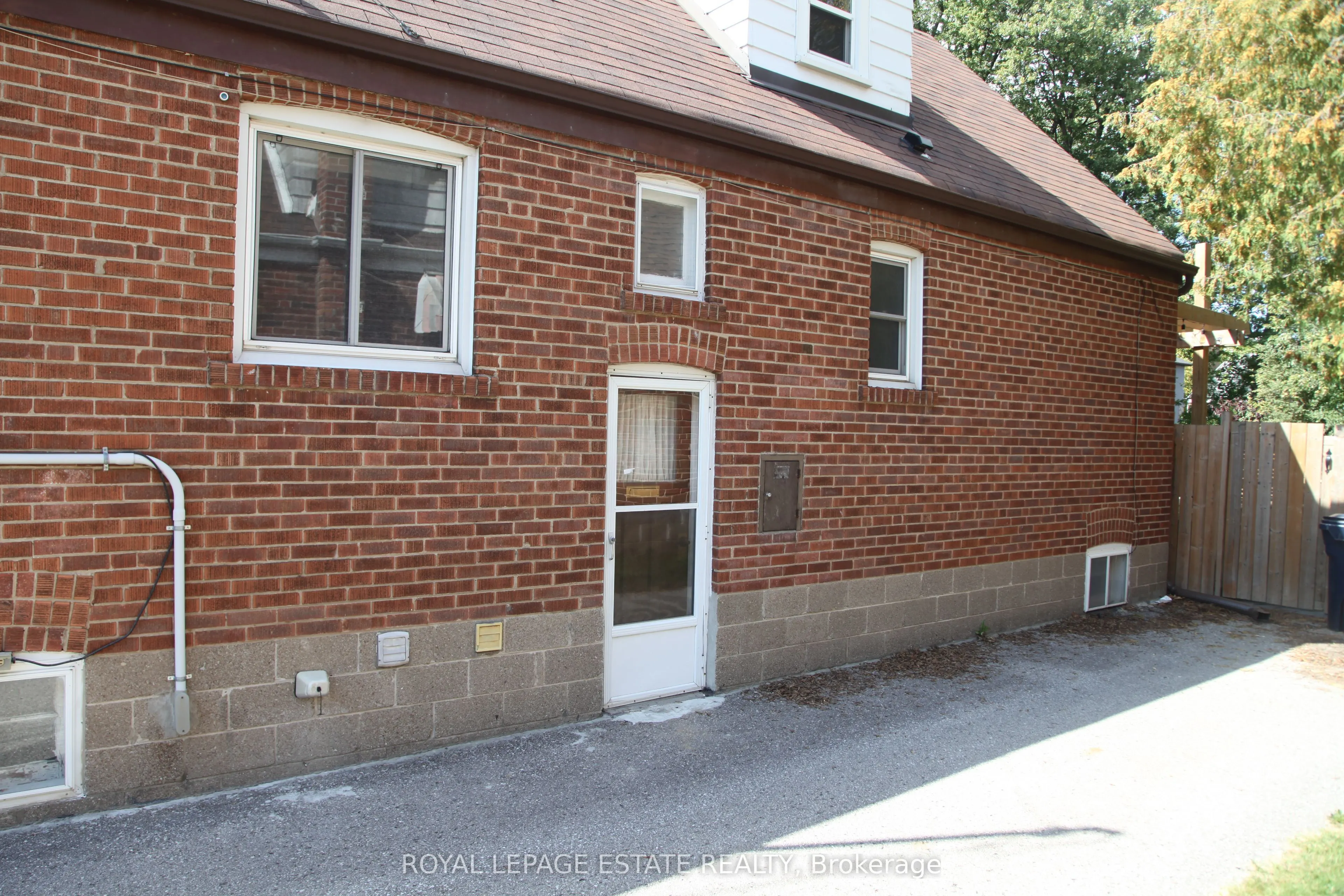 16 Clairlea Crescent