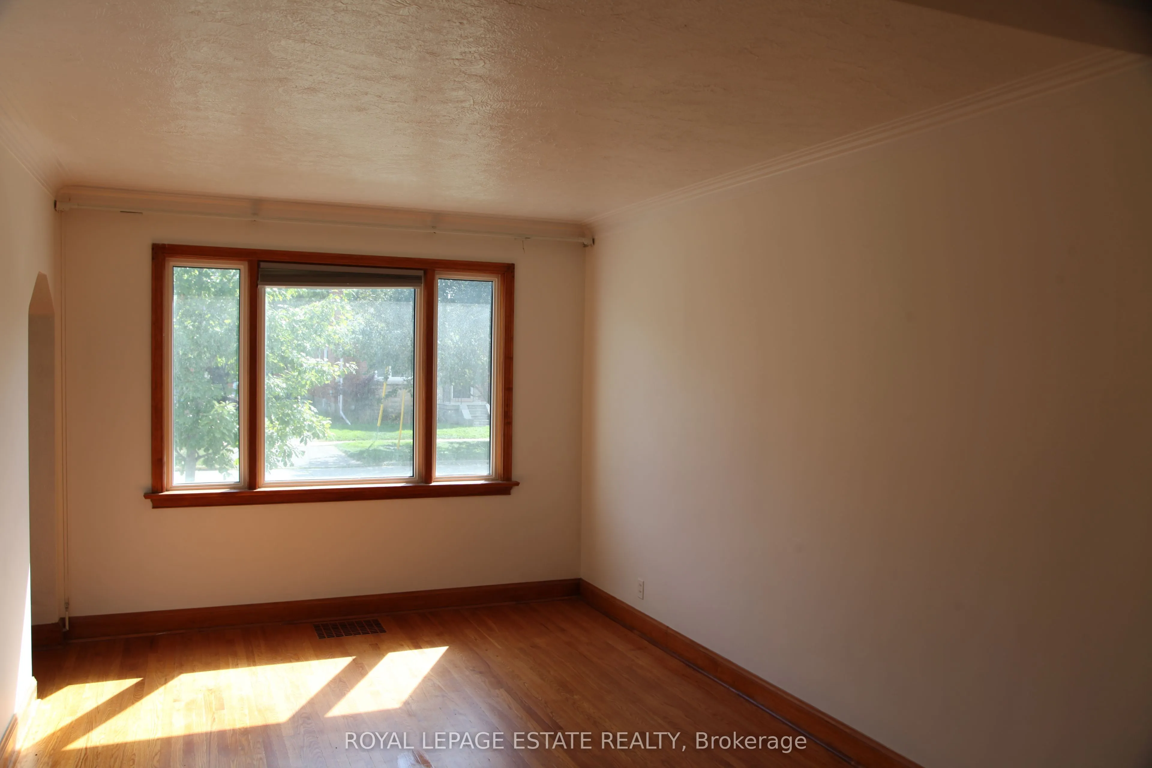 16 Clairlea Crescent