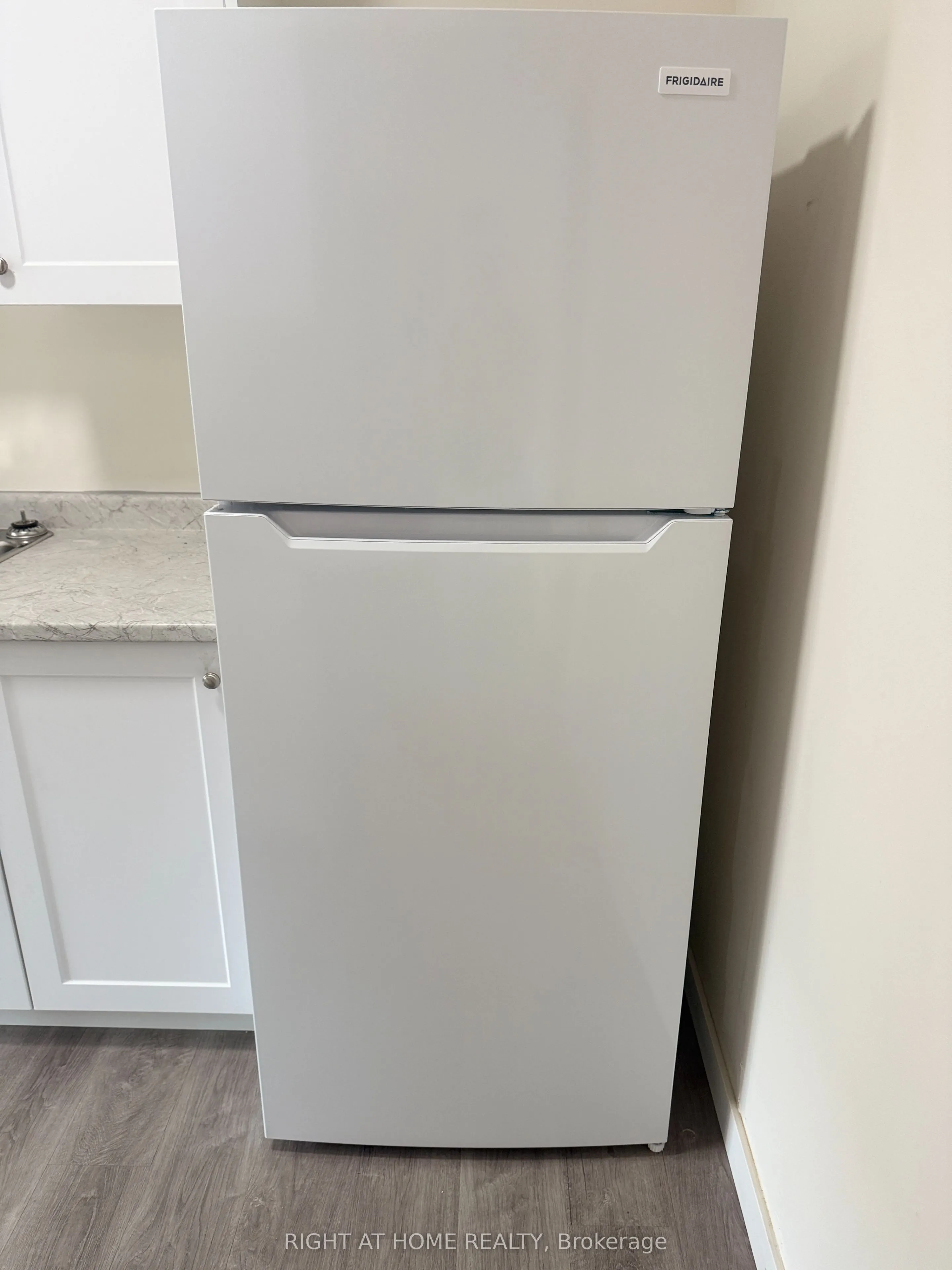 555 Oxford Street, #207