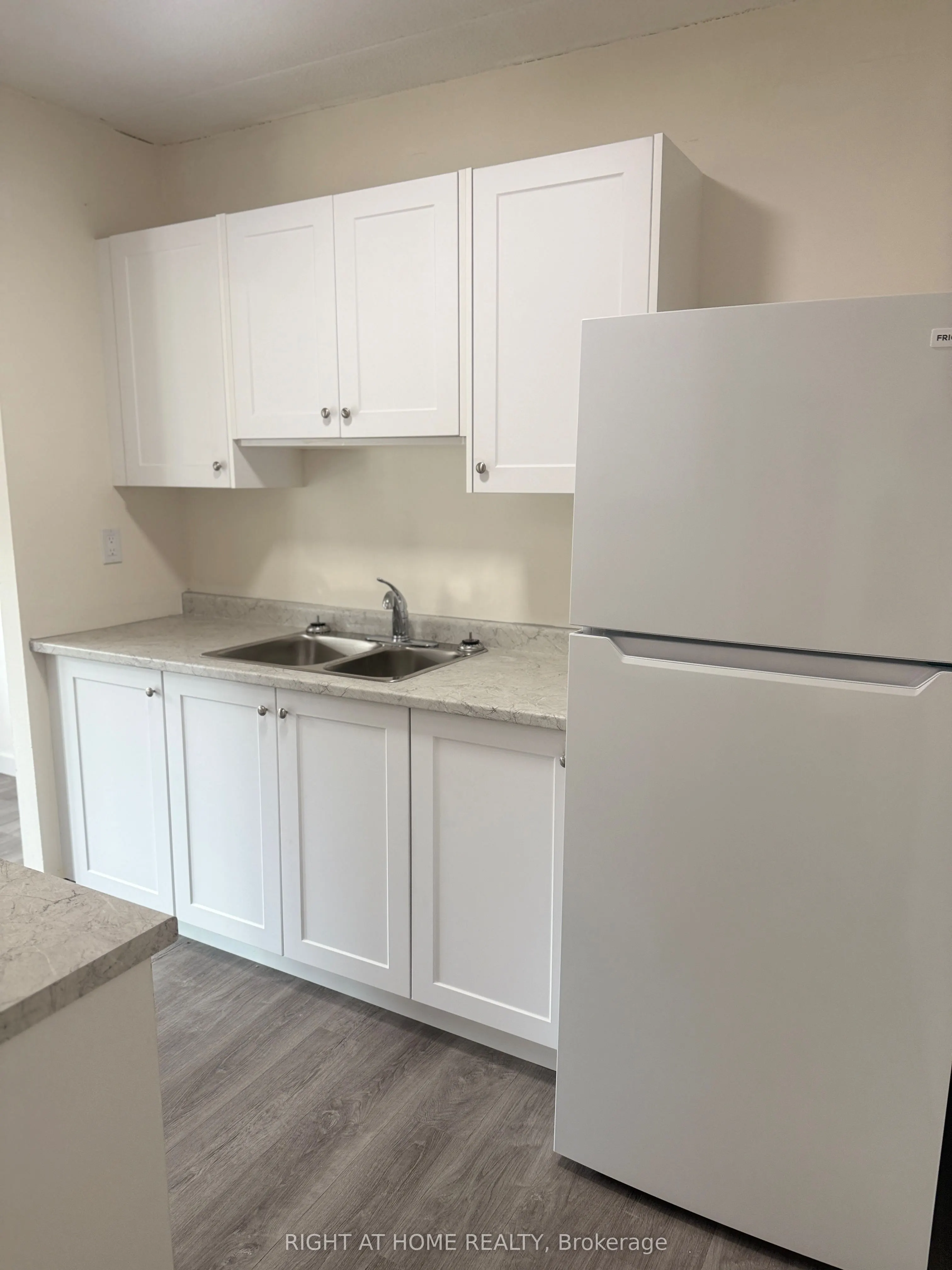 555 Oxford Street, #207