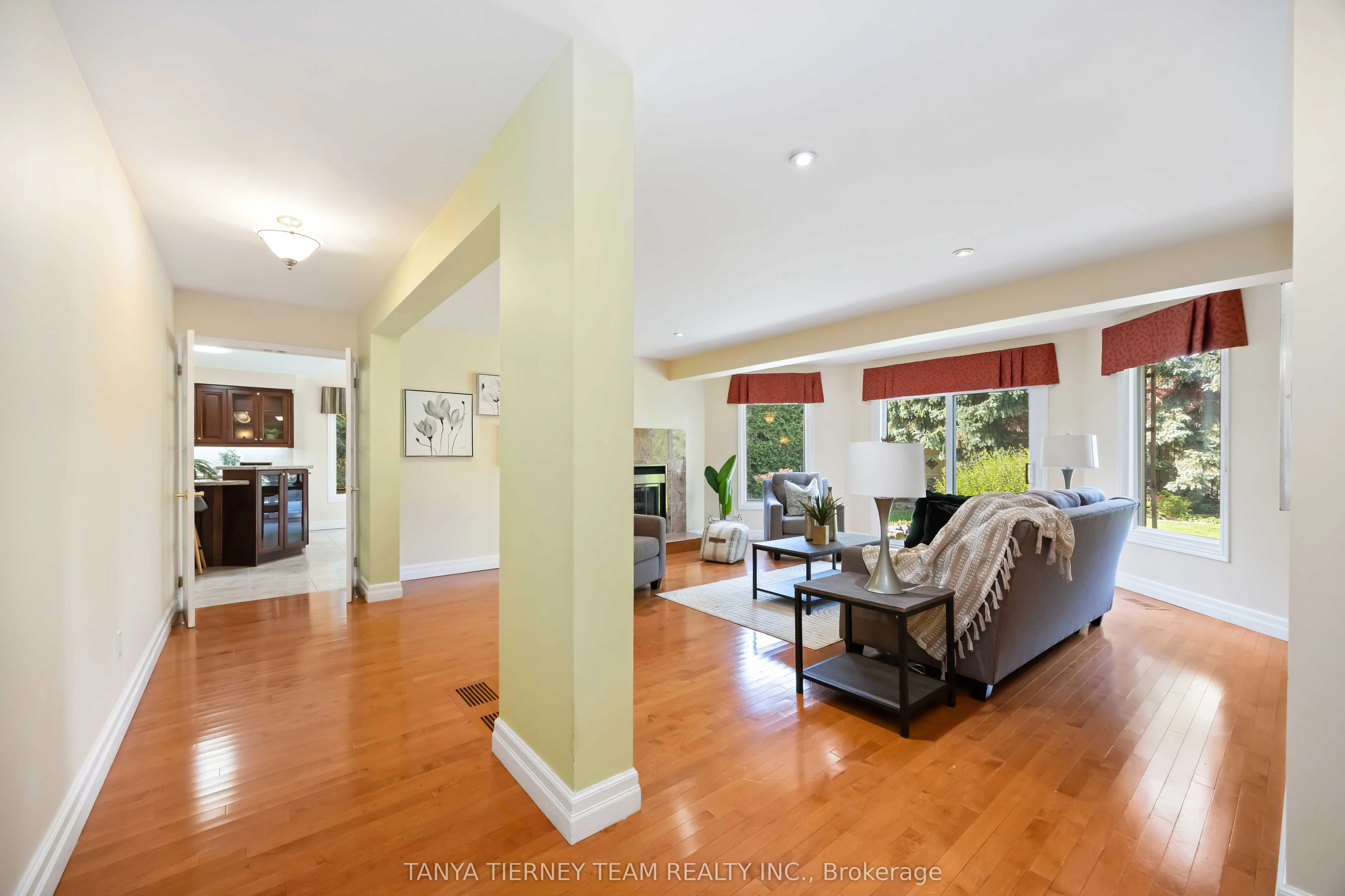 6 Lyndhurst Crescent