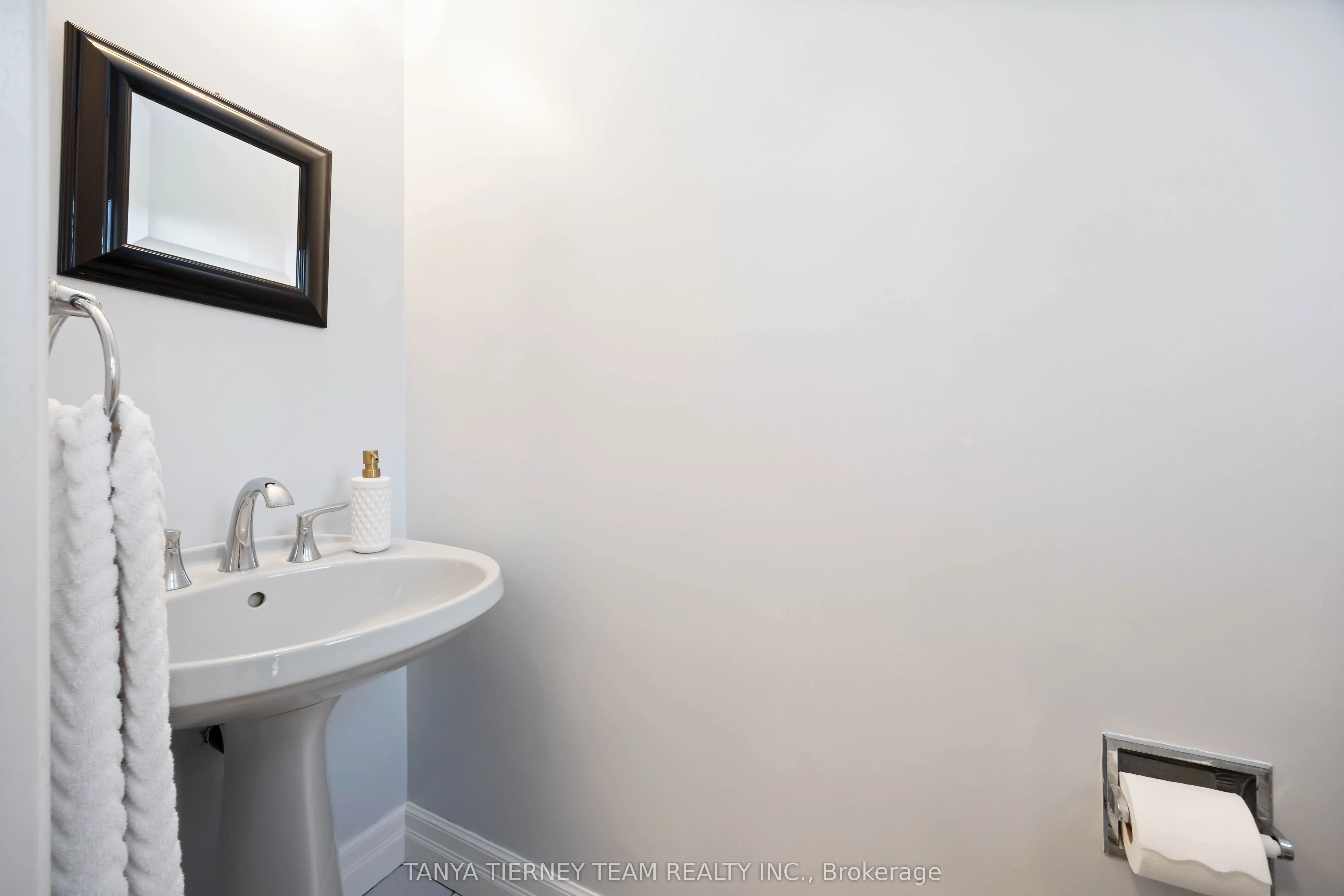 6 Lyndhurst Crescent