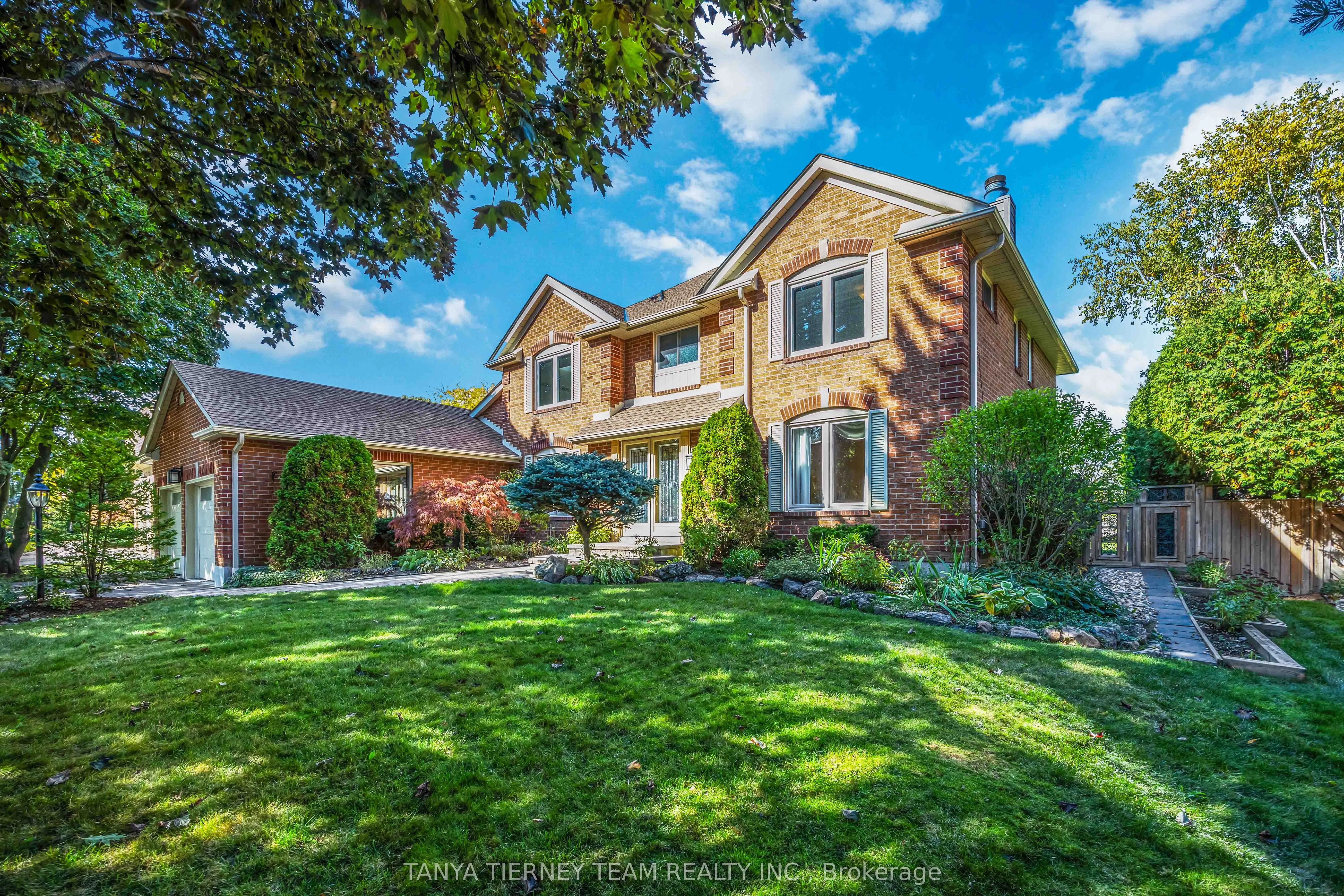 6 Lyndhurst Crescent