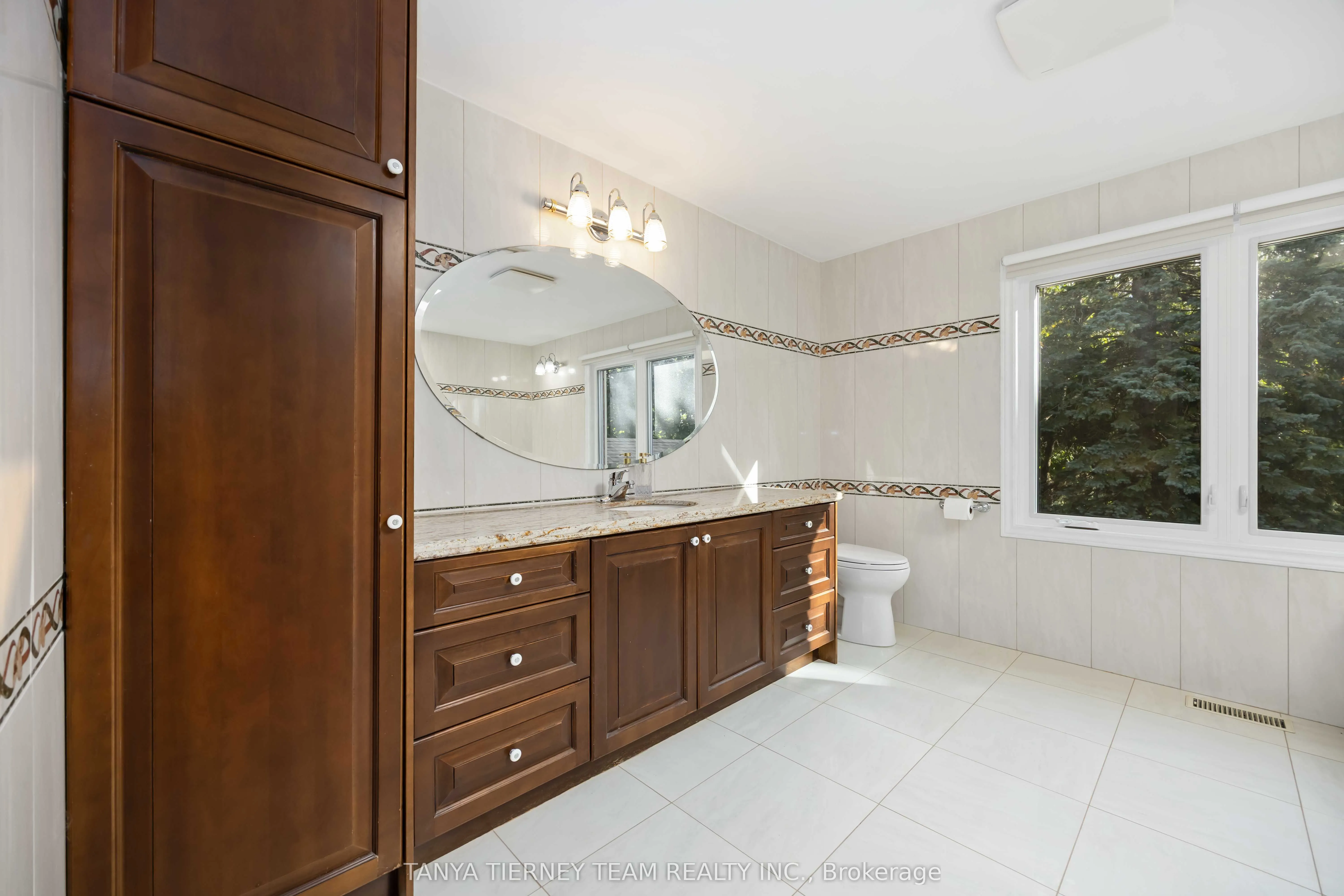 6 Lyndhurst Crescent