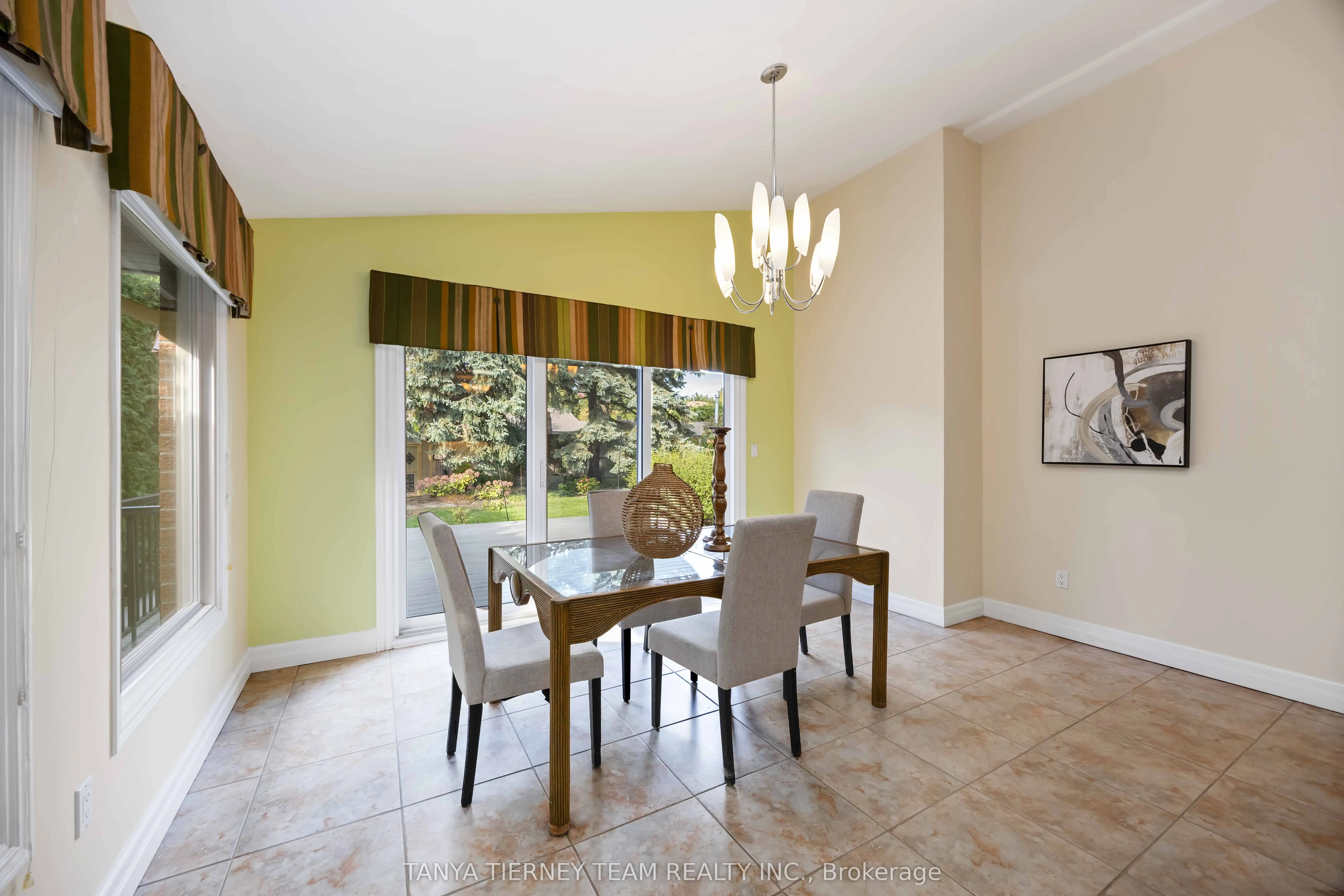 6 Lyndhurst Crescent