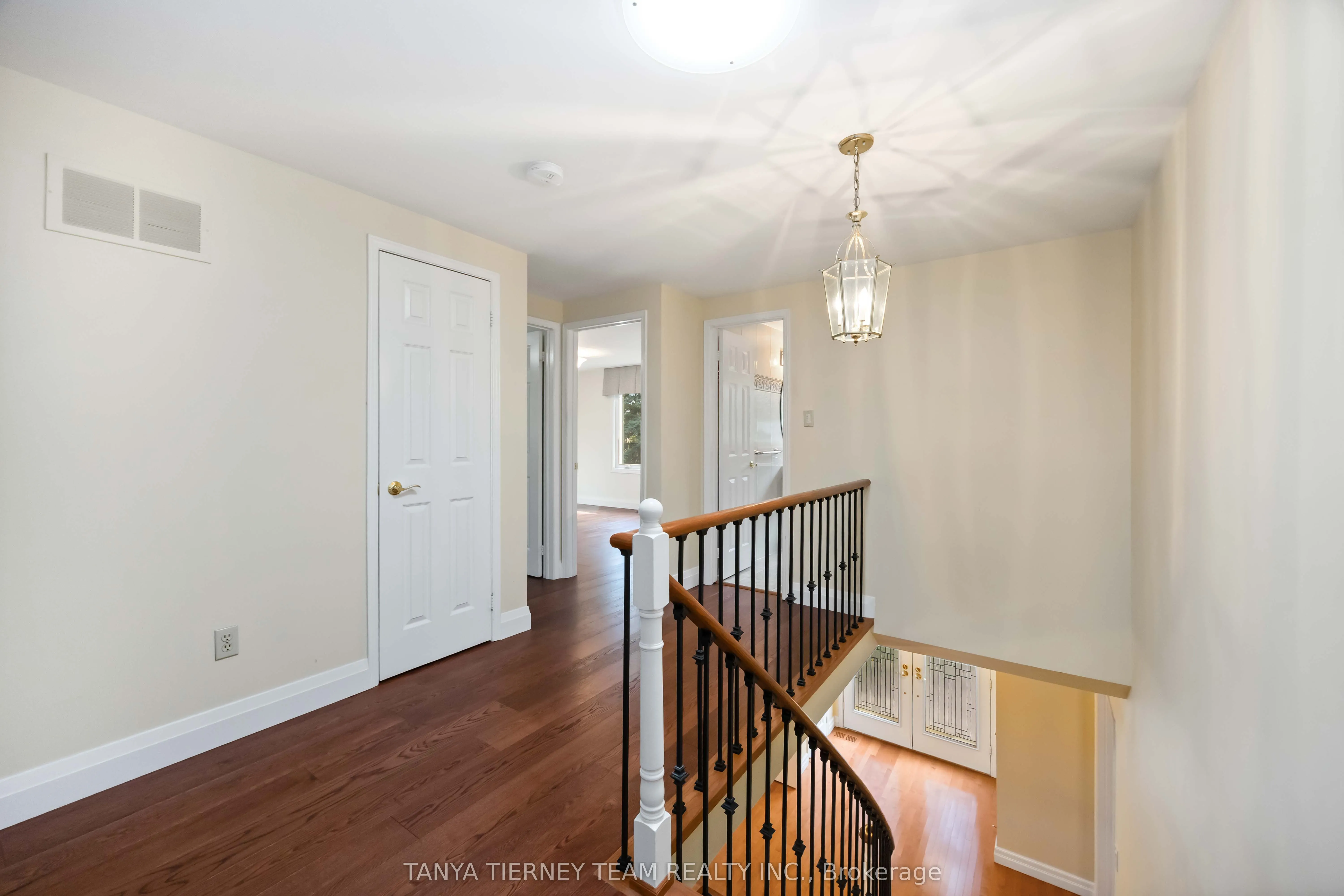 6 Lyndhurst Crescent