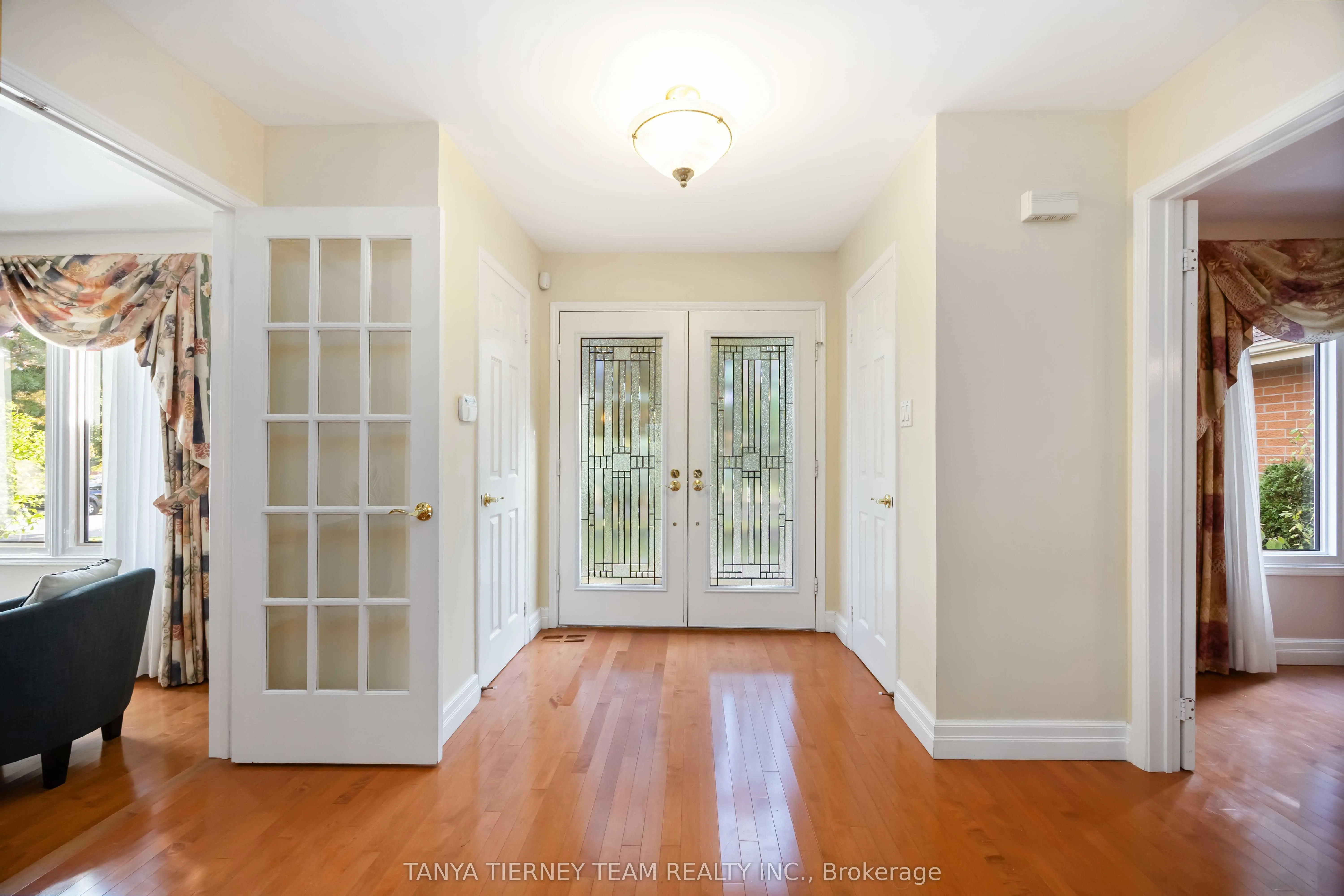 6 Lyndhurst Crescent