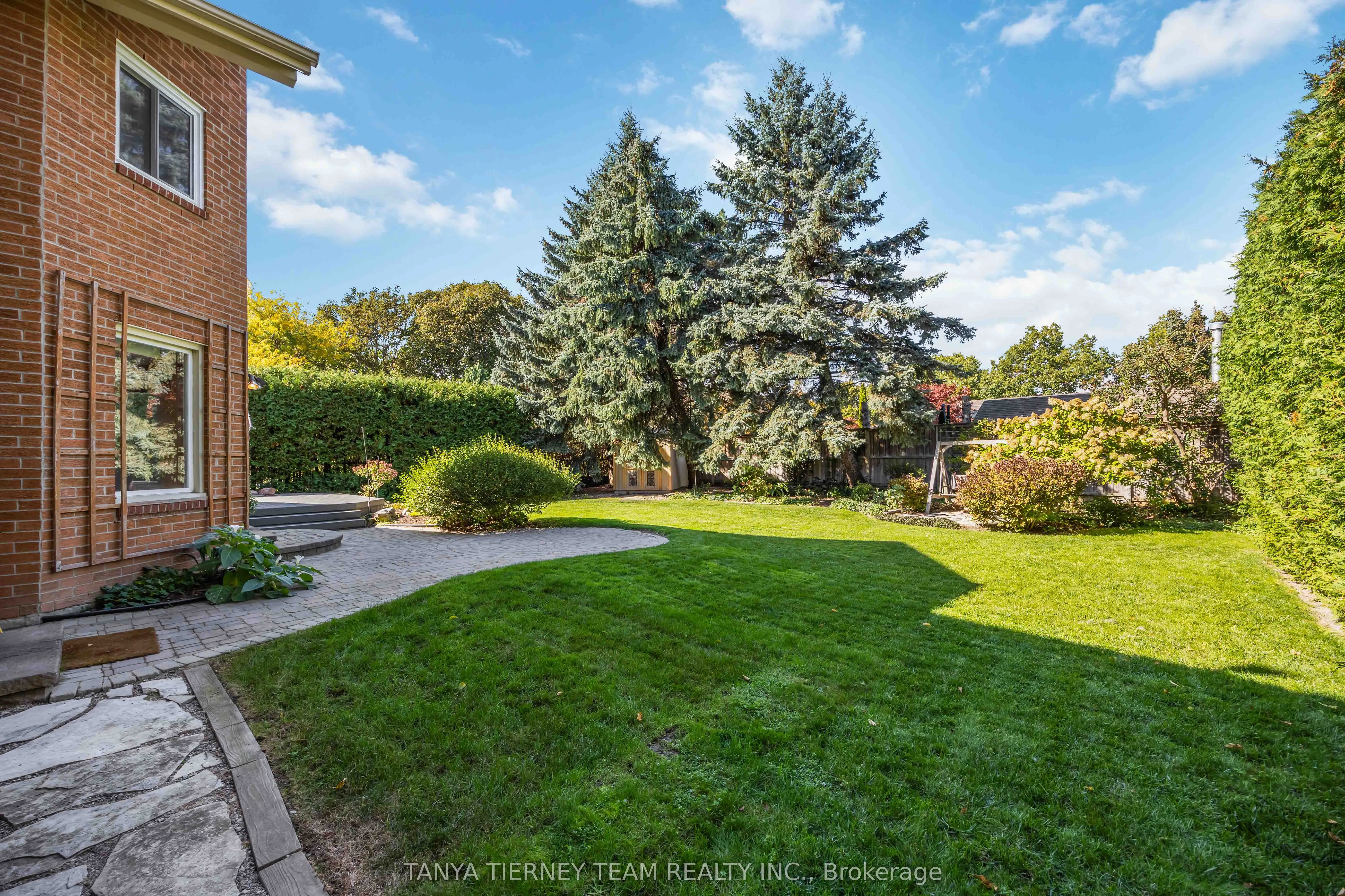 6 Lyndhurst Crescent