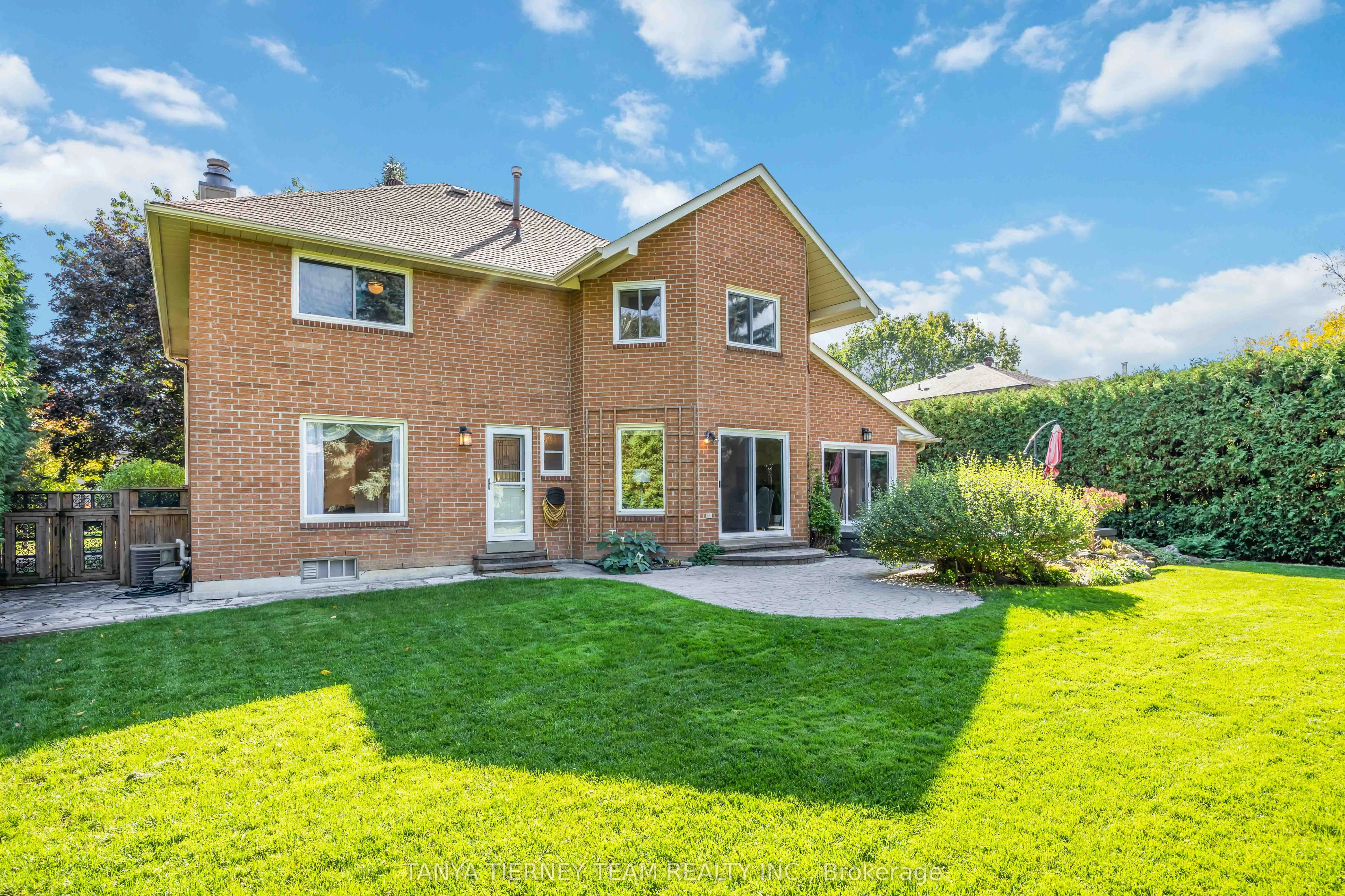 6 Lyndhurst Crescent