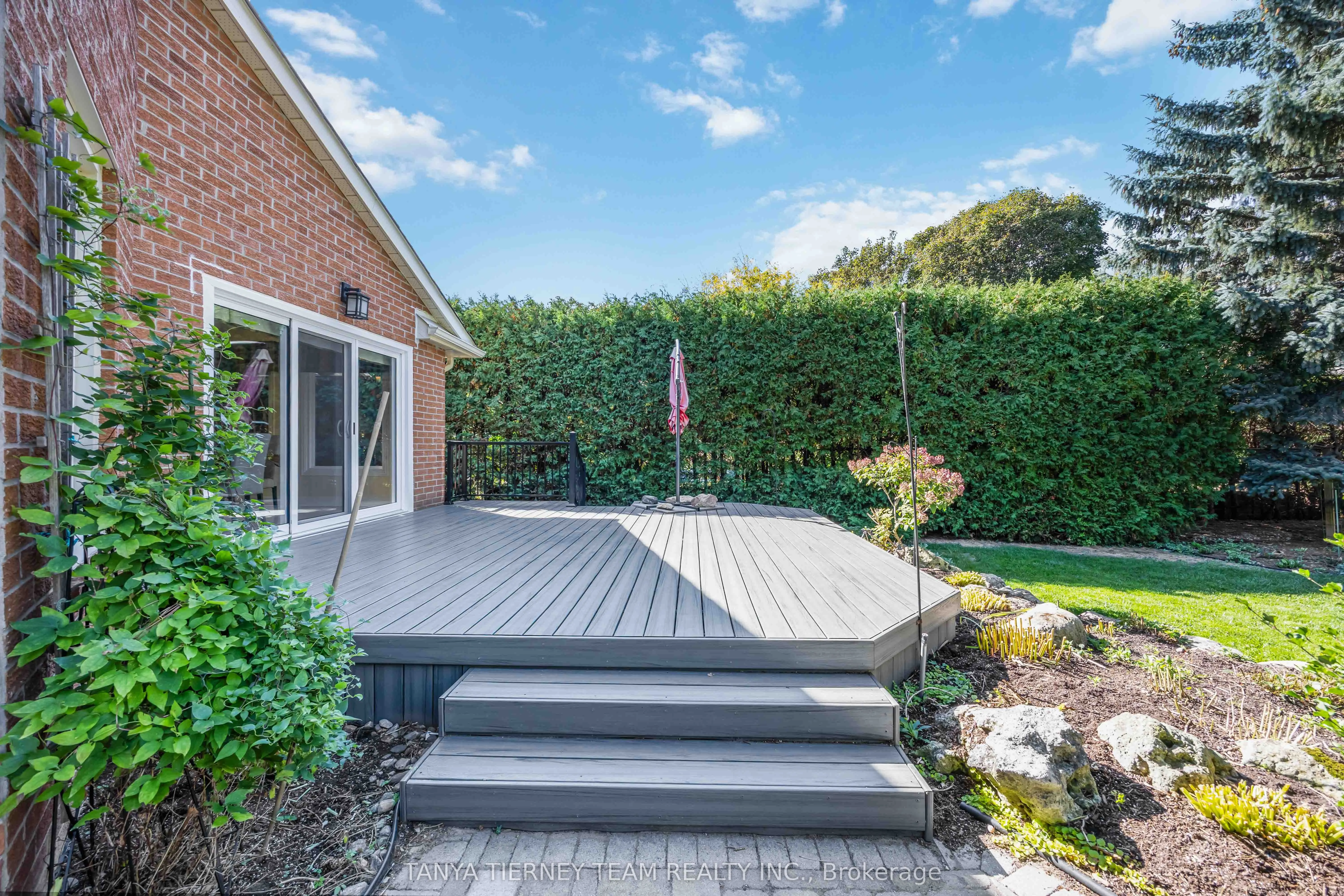 6 Lyndhurst Crescent