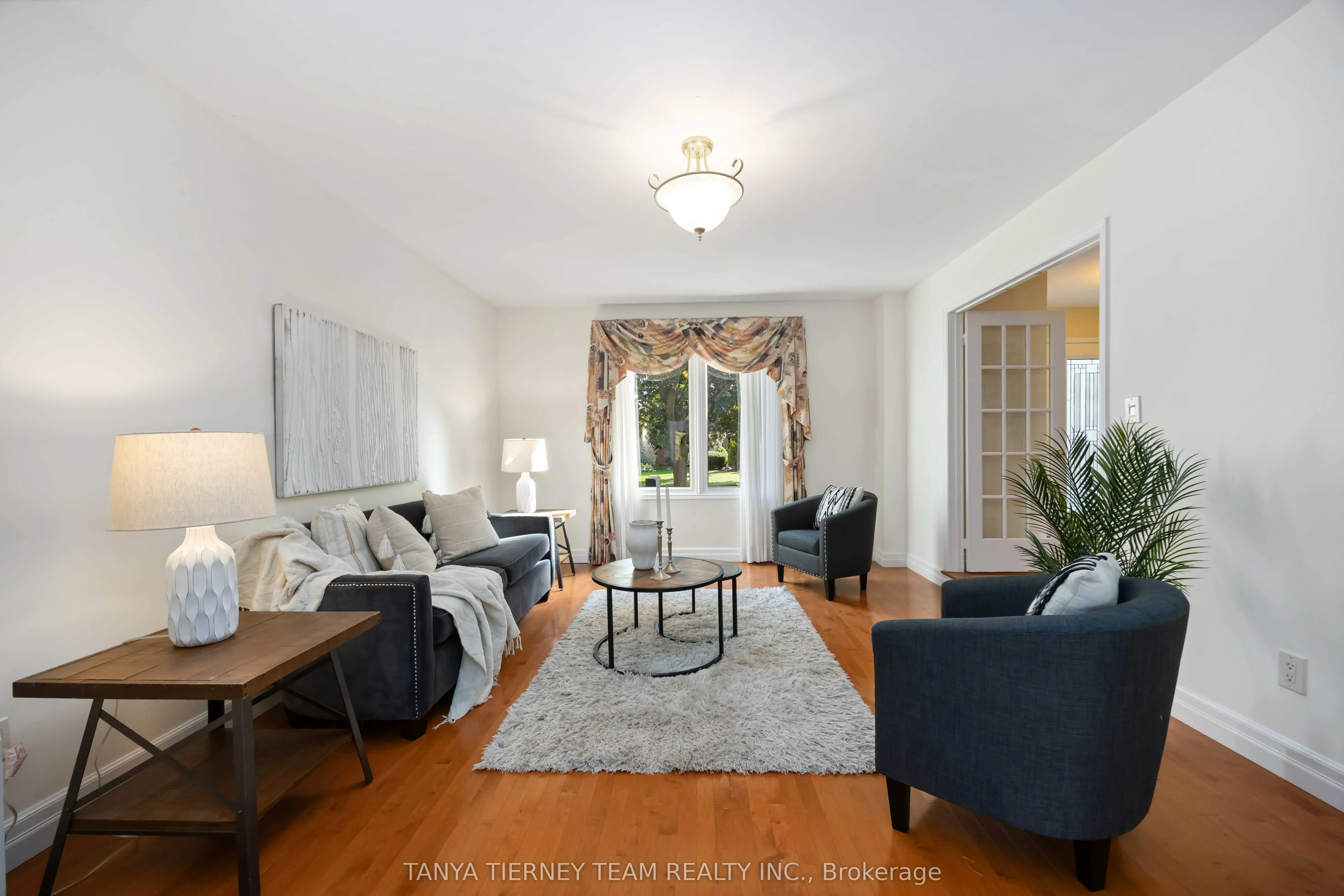 6 Lyndhurst Crescent