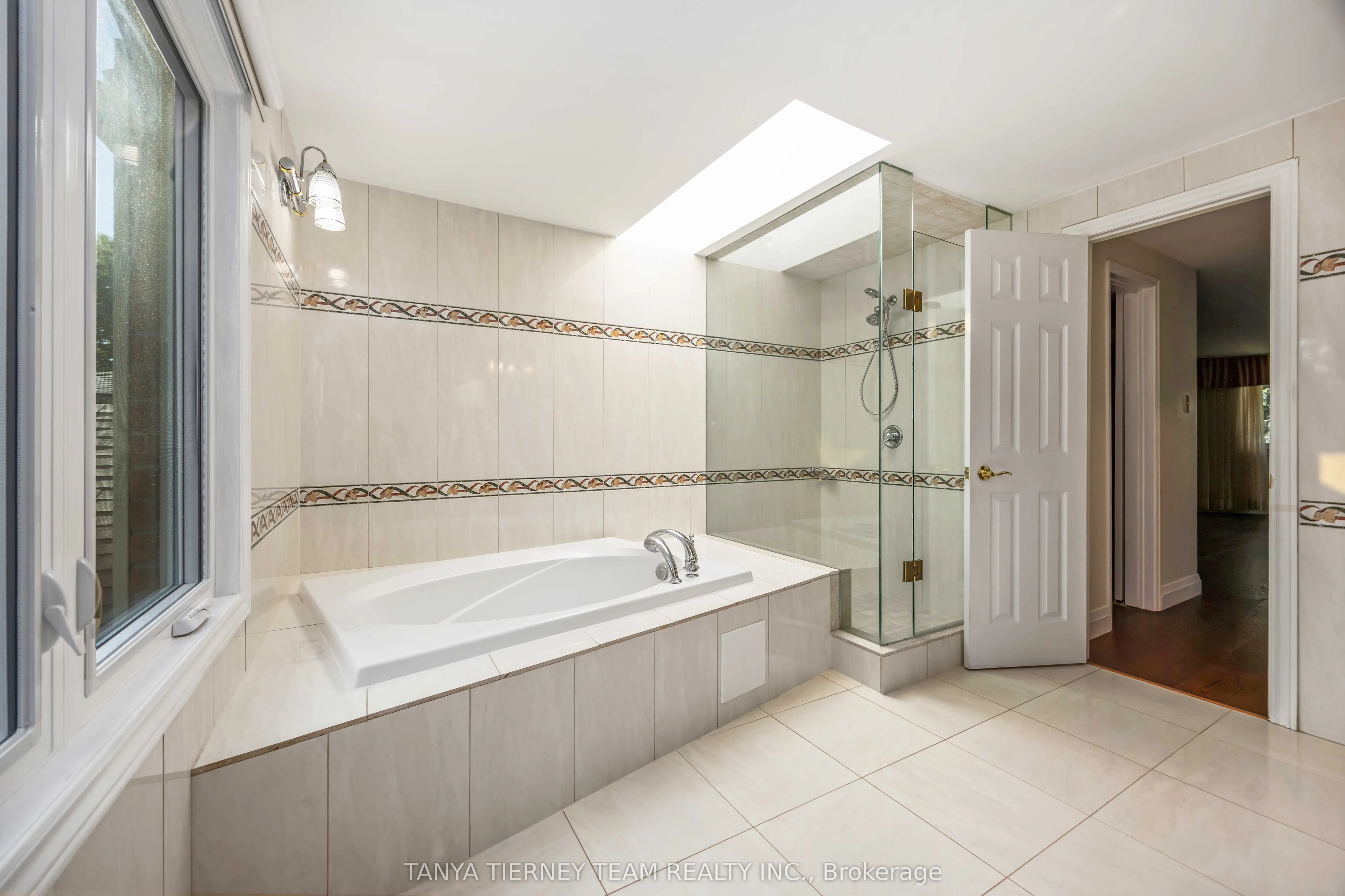 6 Lyndhurst Crescent