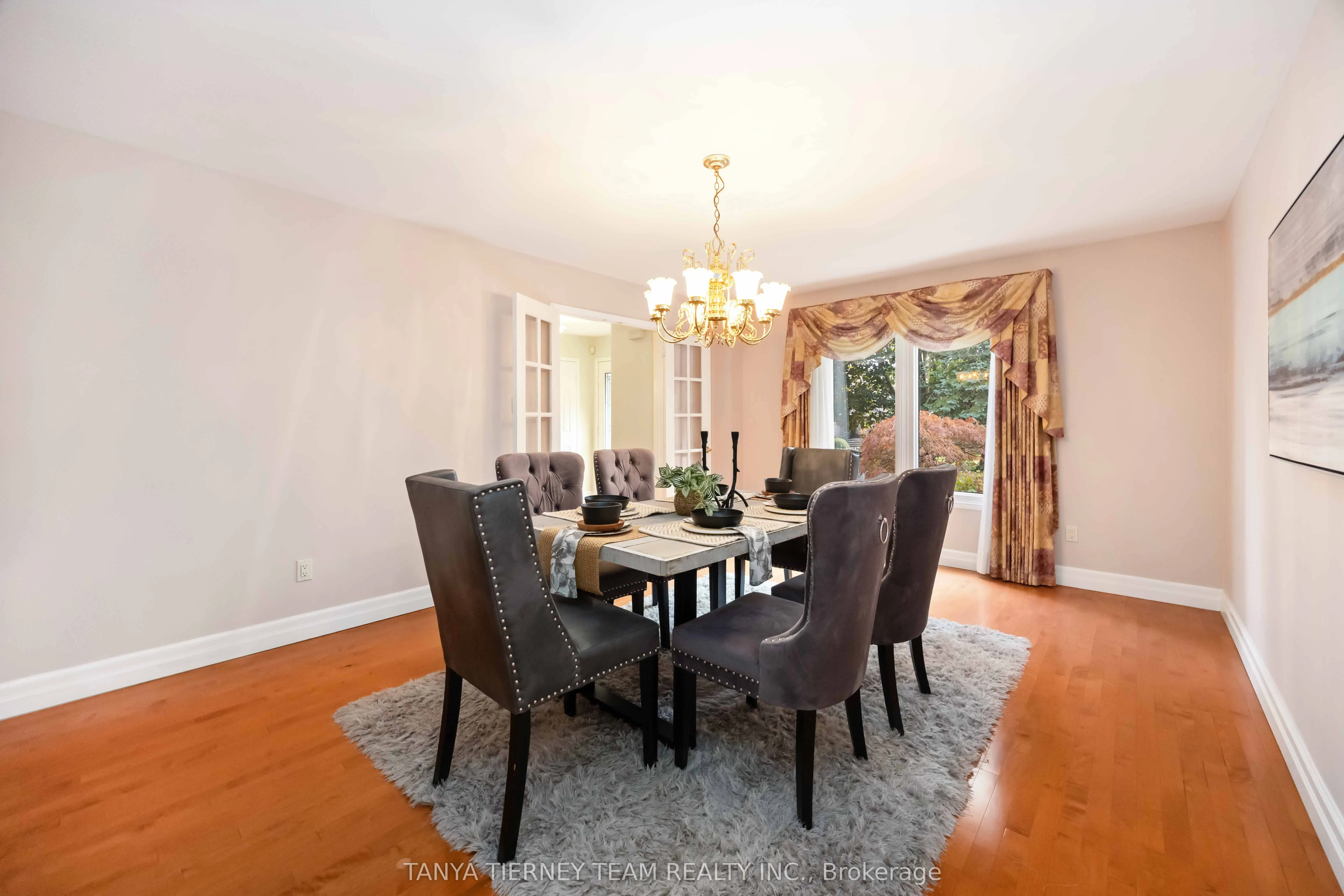 6 Lyndhurst Crescent