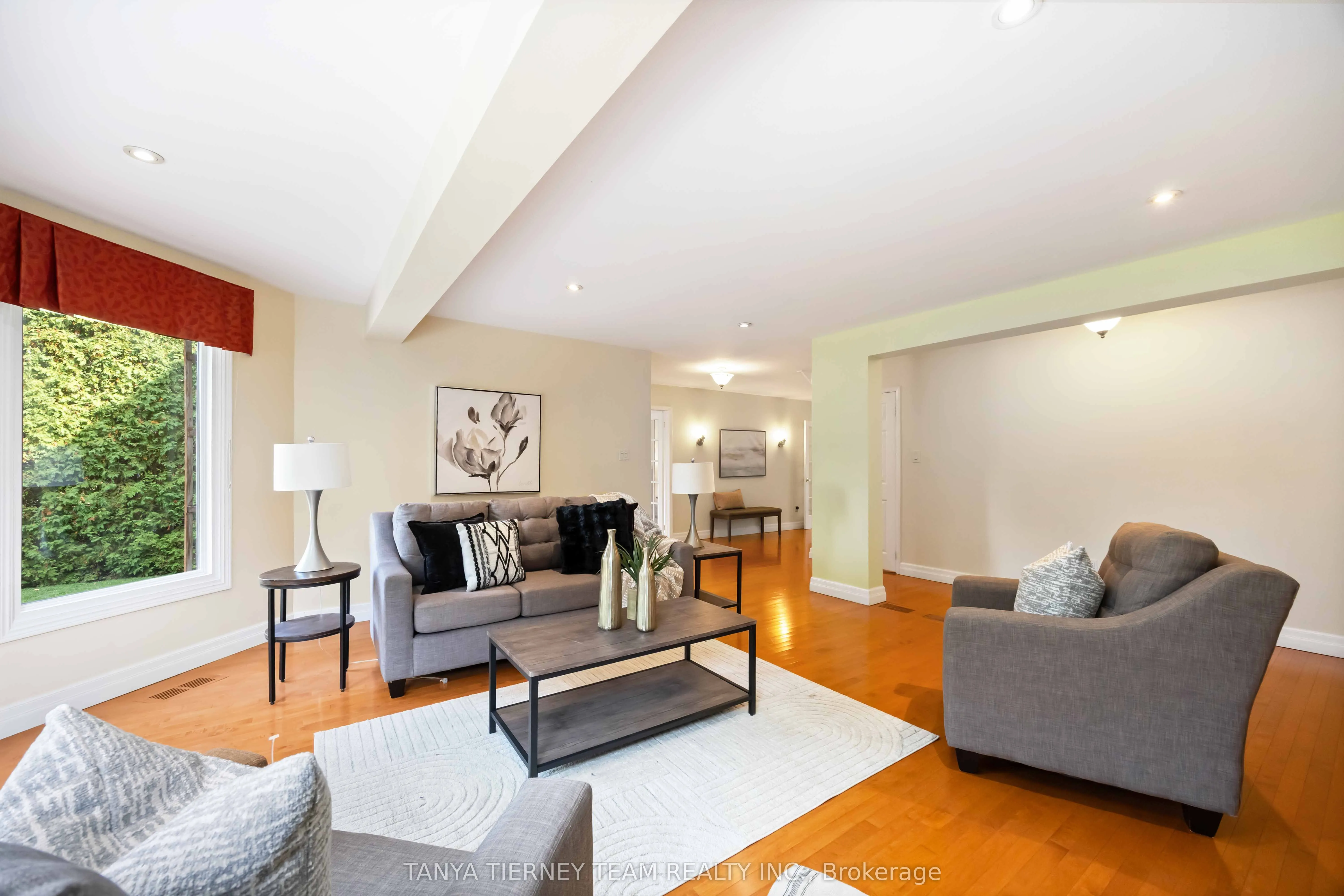 6 Lyndhurst Crescent