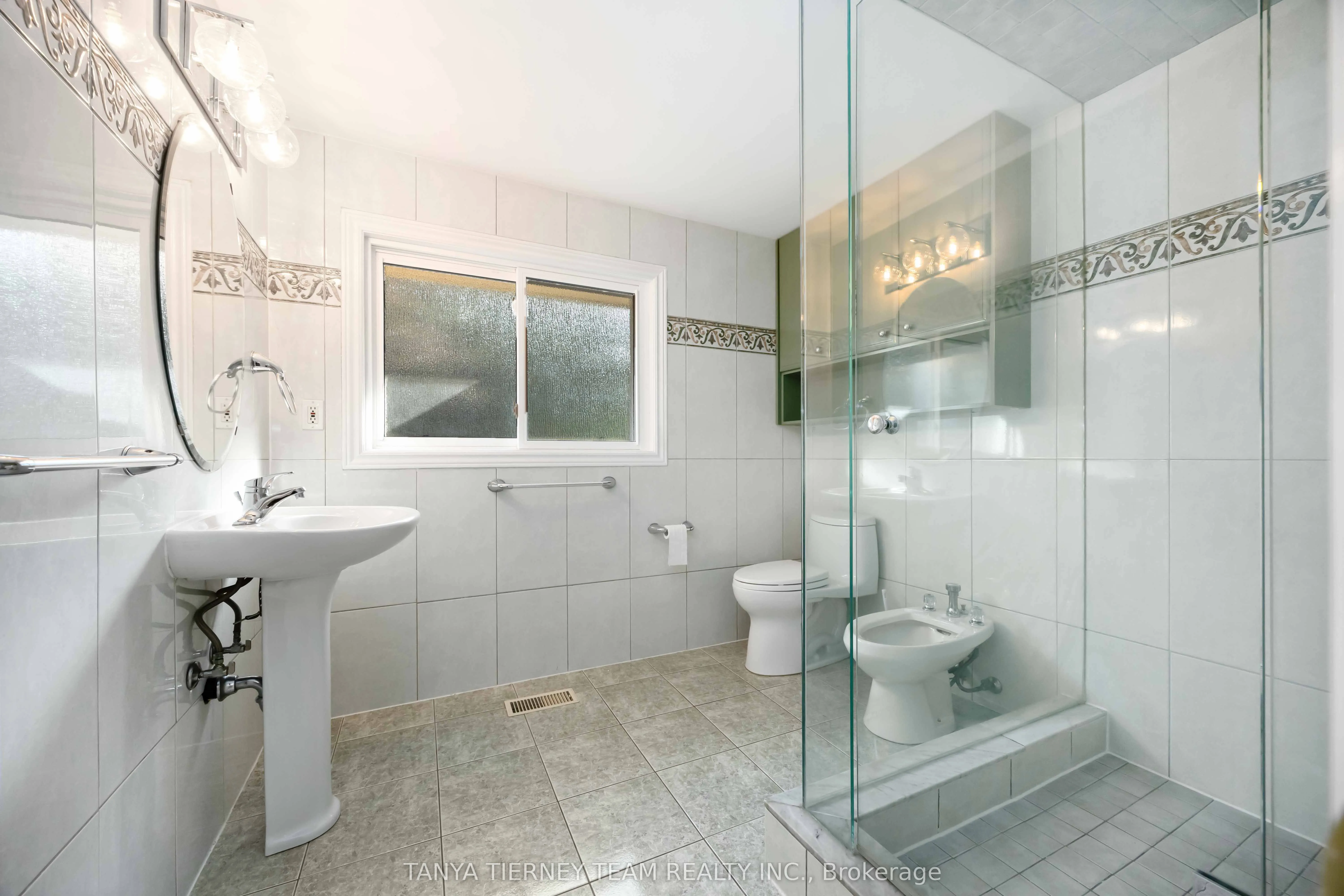 6 Lyndhurst Crescent