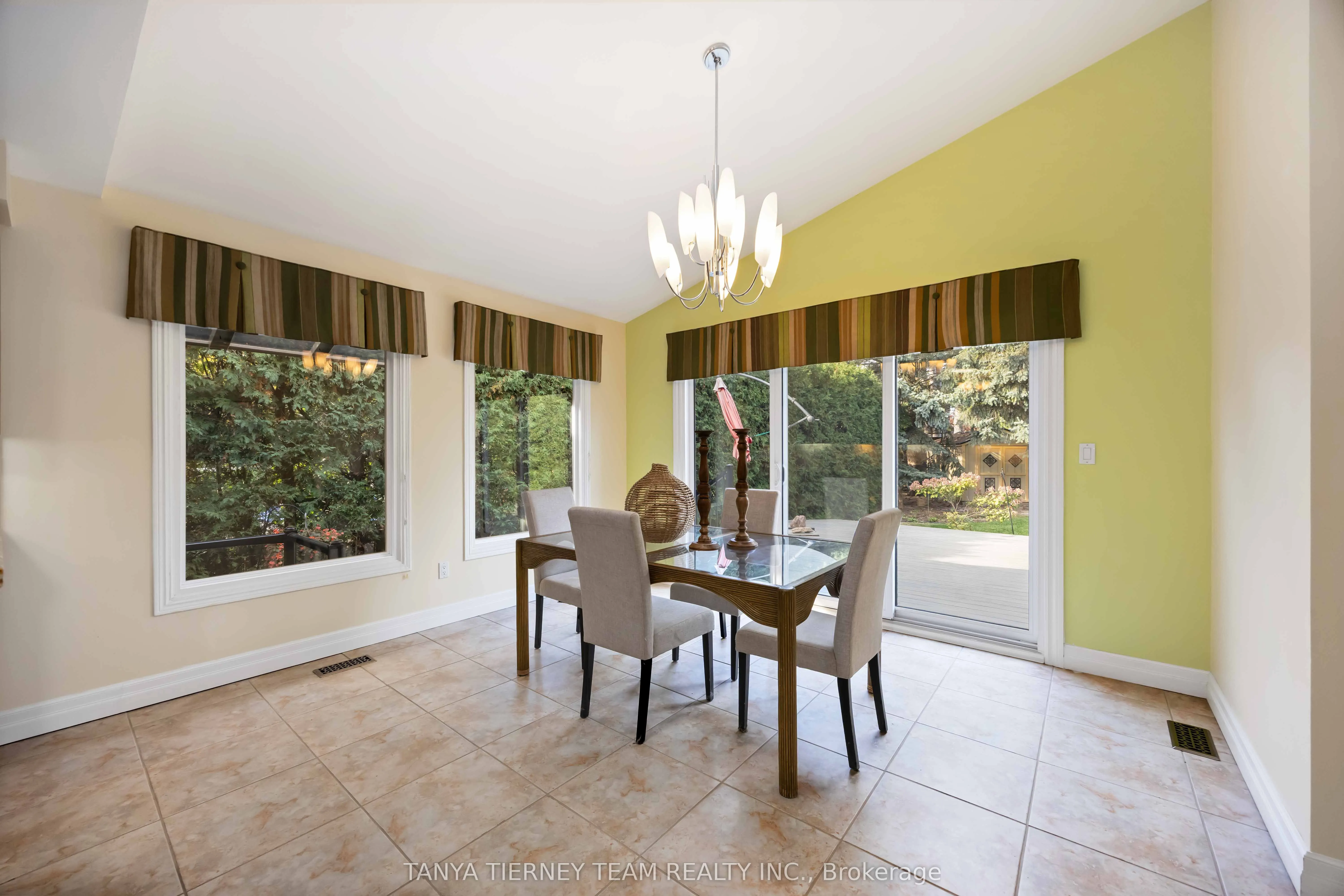 6 Lyndhurst Crescent