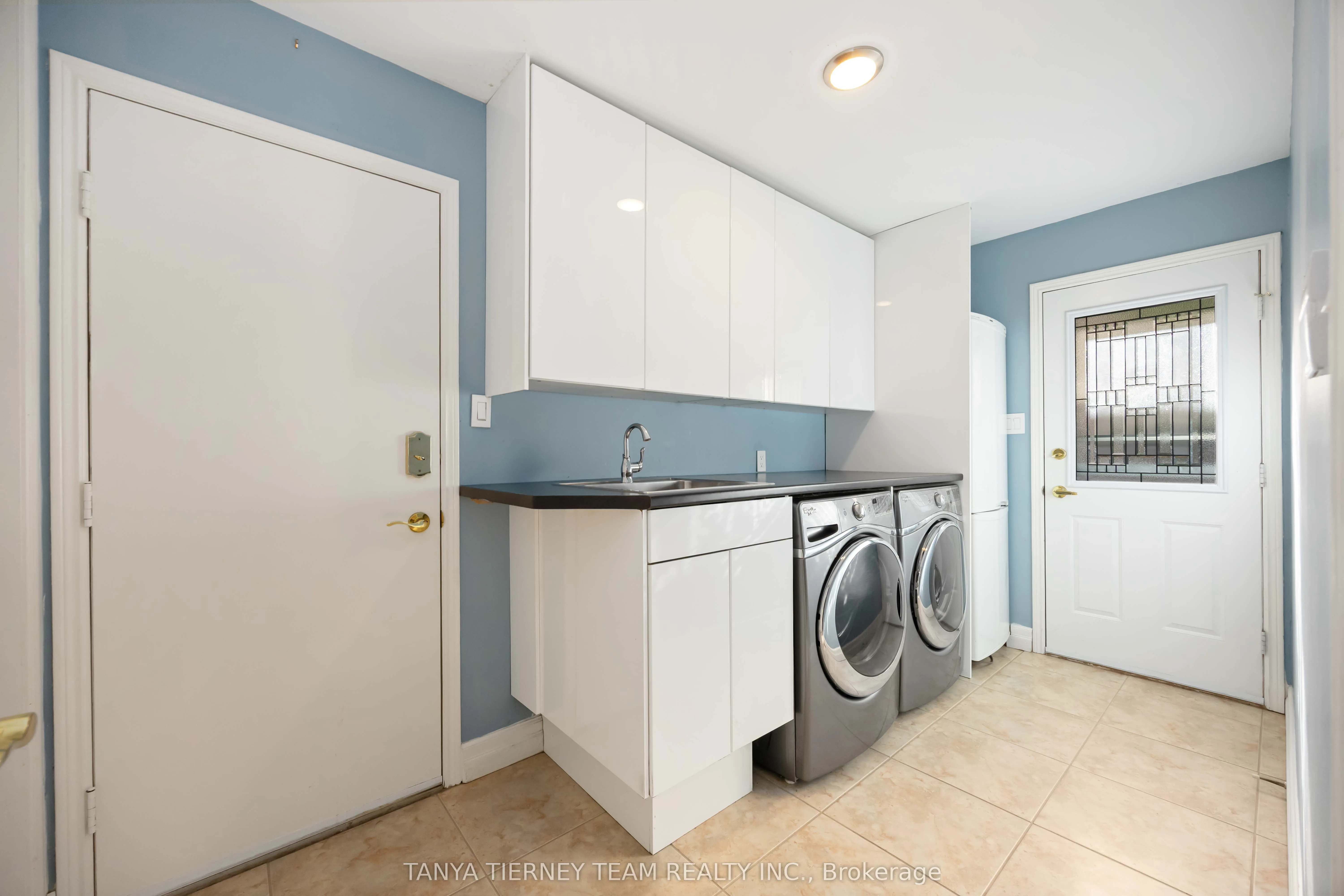 6 Lyndhurst Crescent