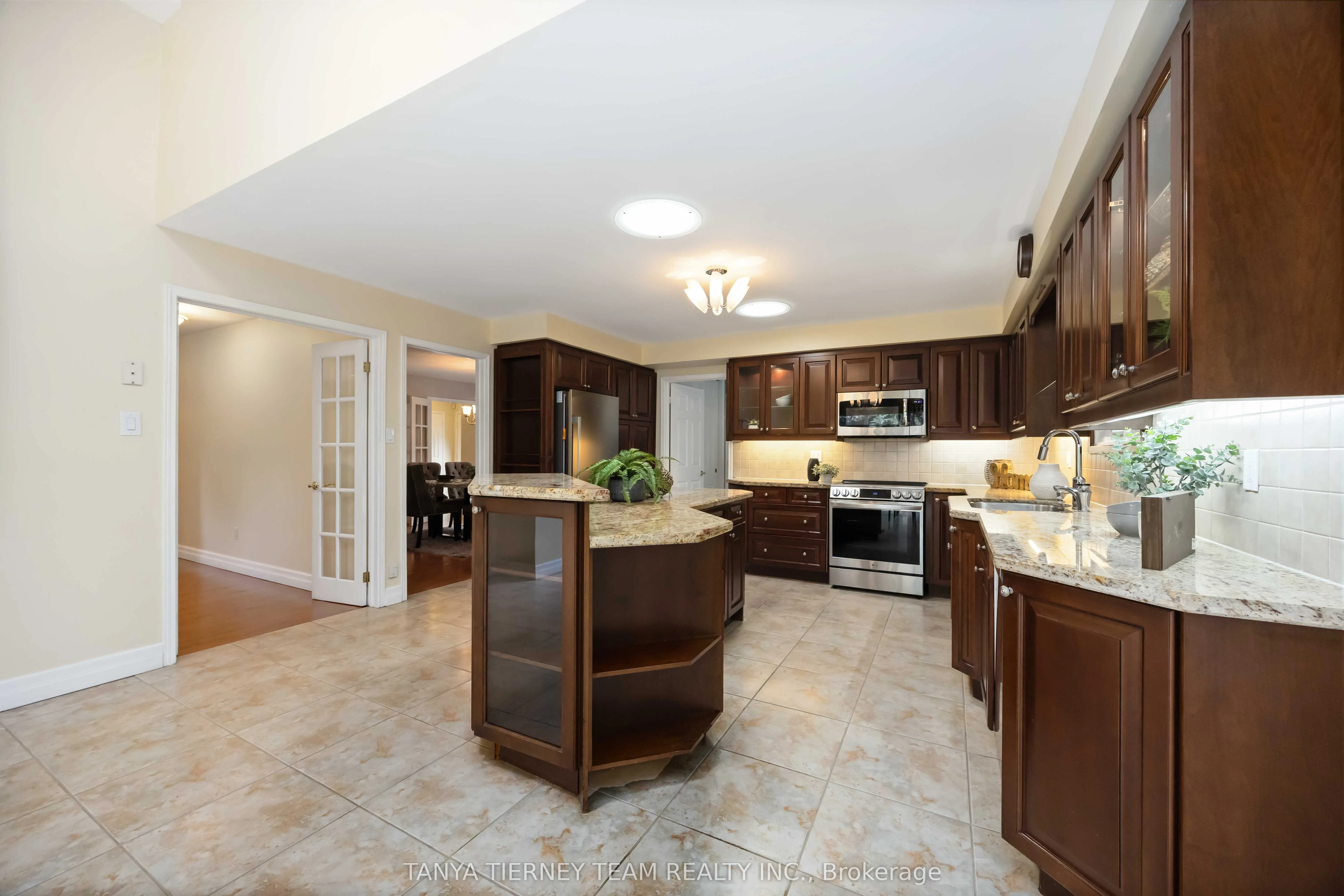 6 Lyndhurst Crescent