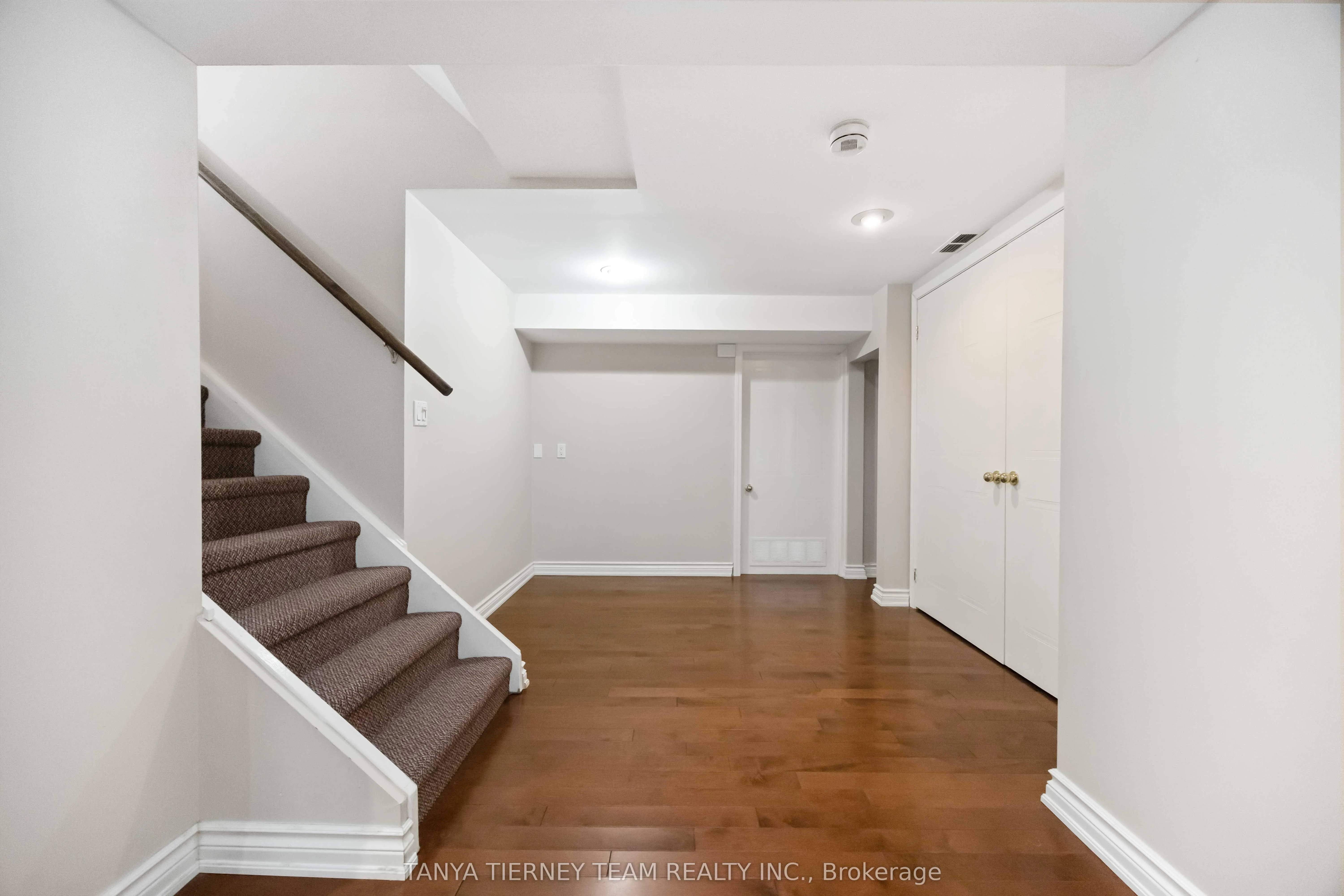 6 Lyndhurst Crescent