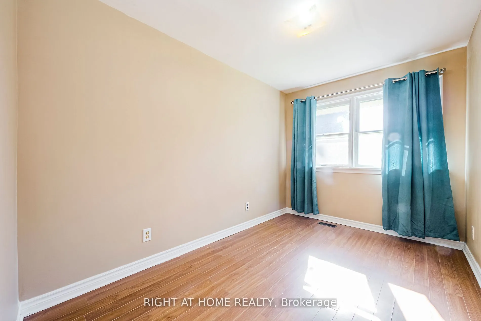 1715 Rossland Road E, #Main-A