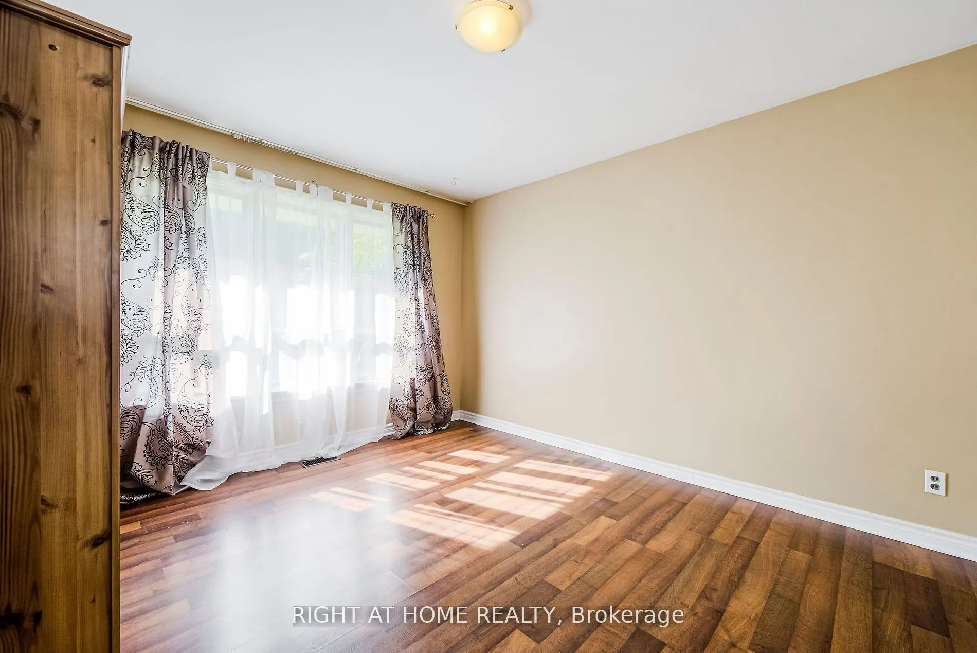 1715 Rossland Road E, #Main-A