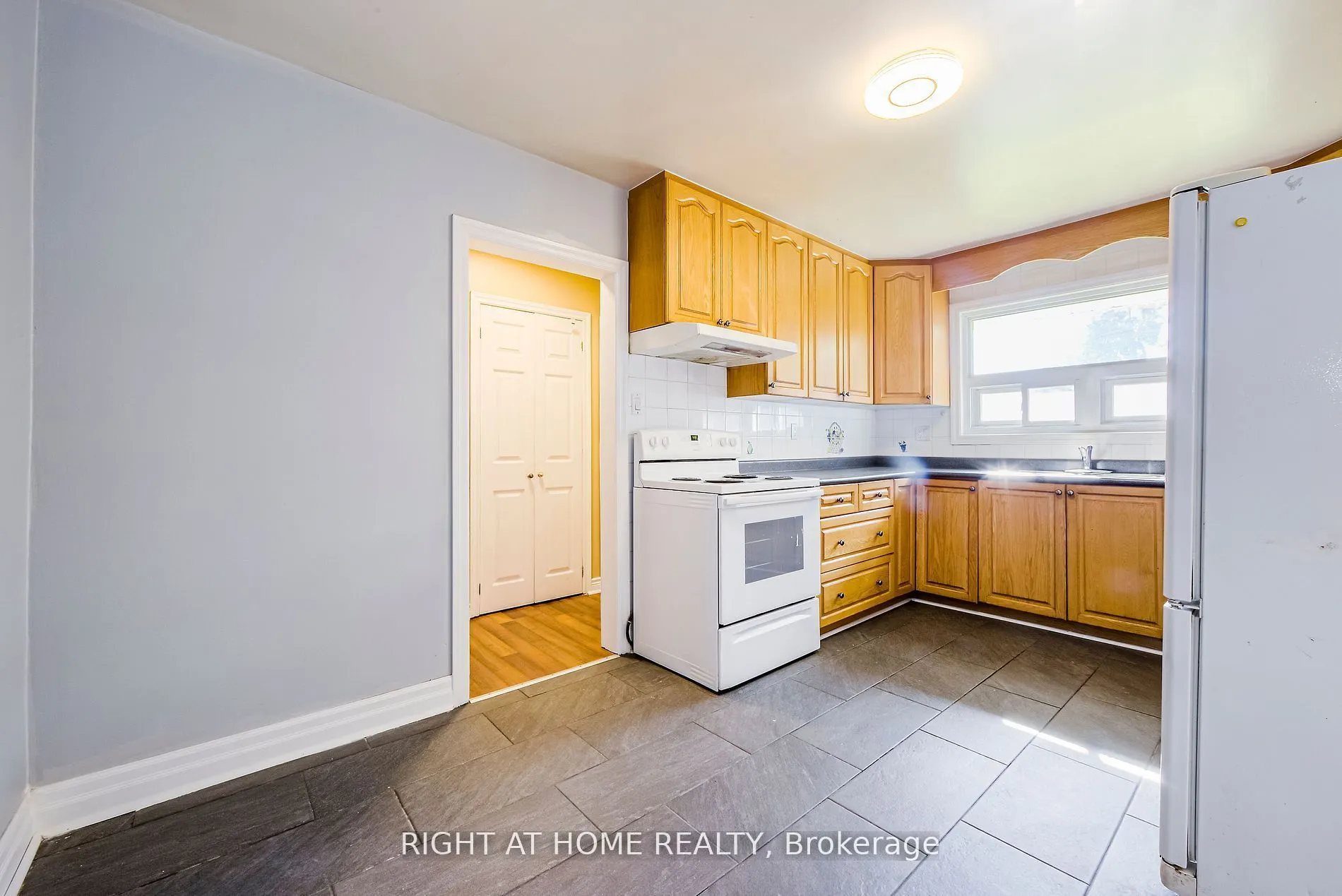 1715 Rossland Road E, #Main-A