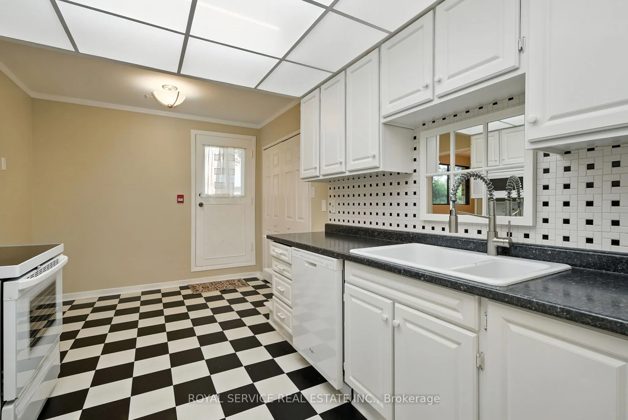 337 Simcoe Street N, #101