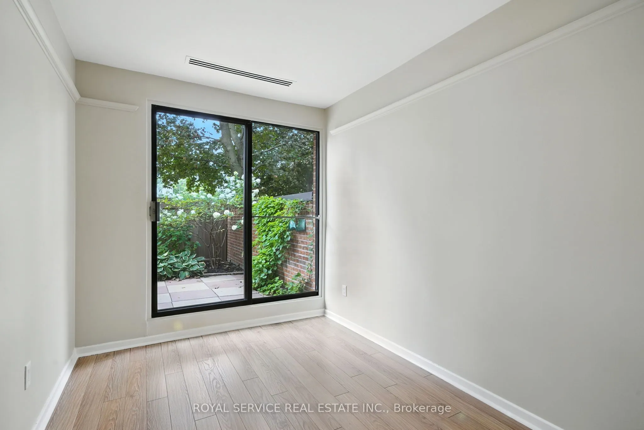 337 Simcoe Street N, #101