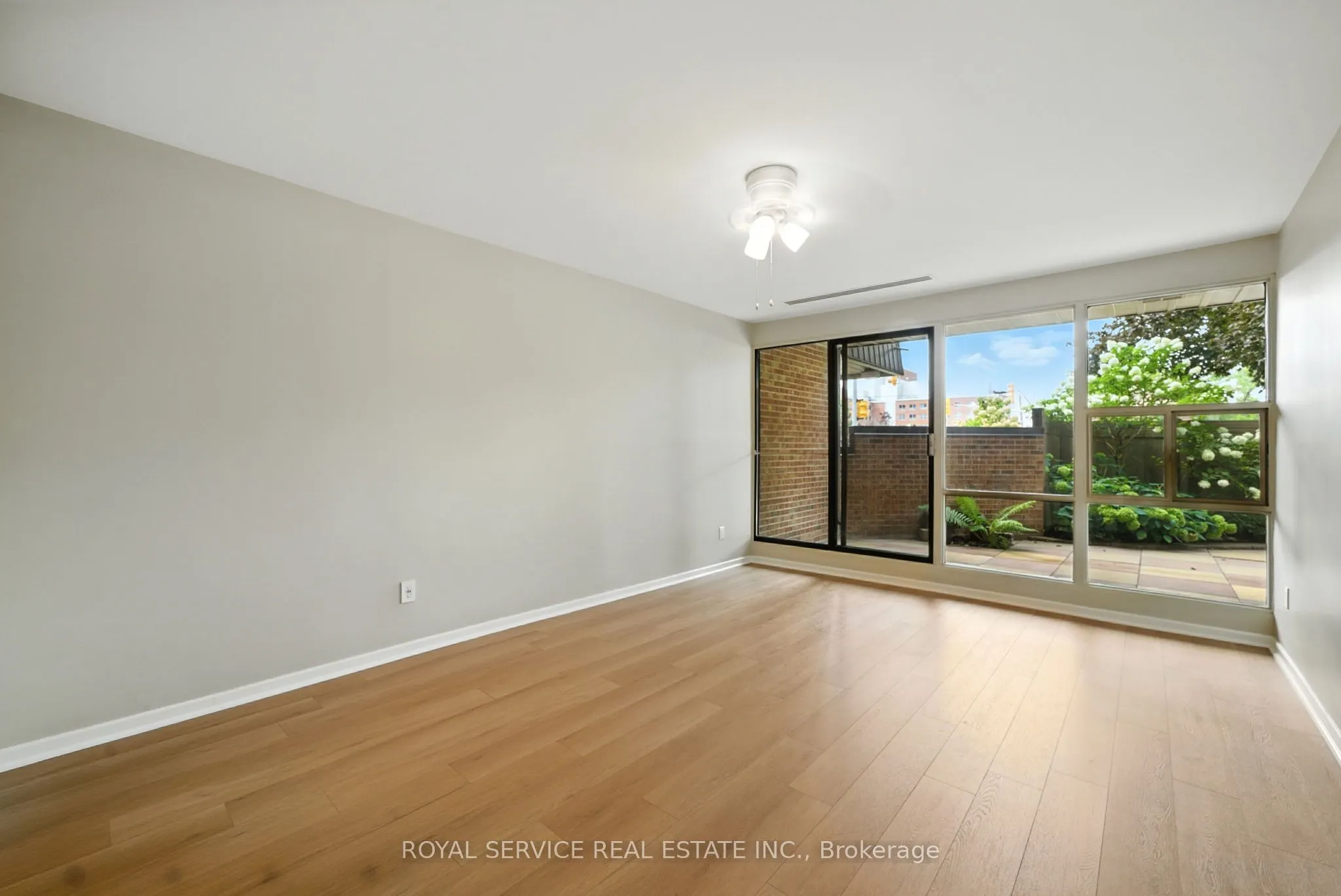 337 Simcoe Street N, #101