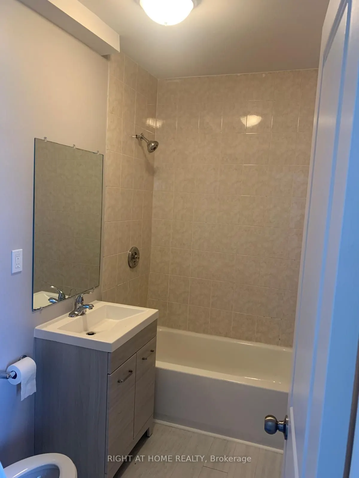 730 Simcoe Street S, #5