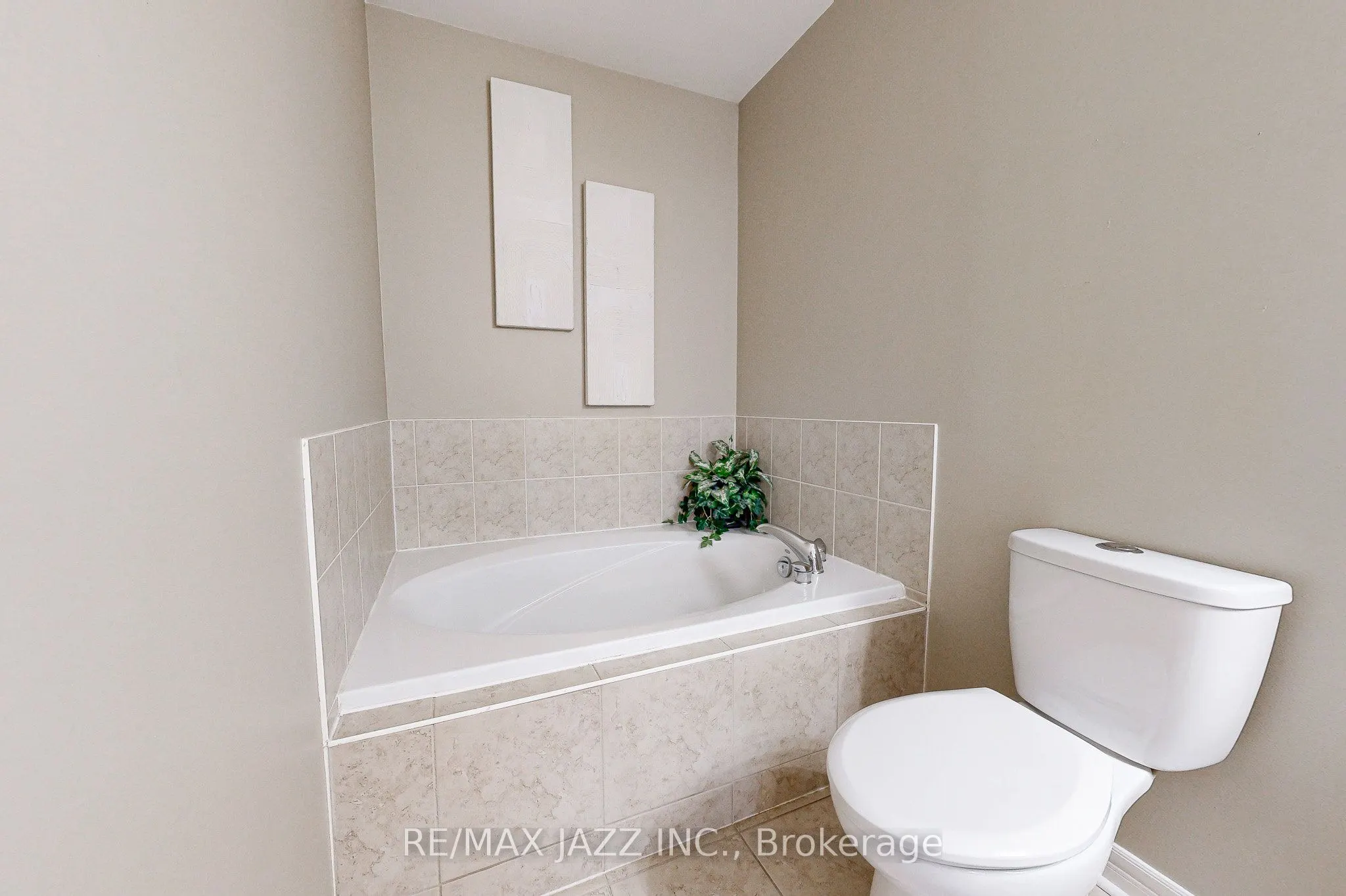 350 Lakebreeze Drive, #9