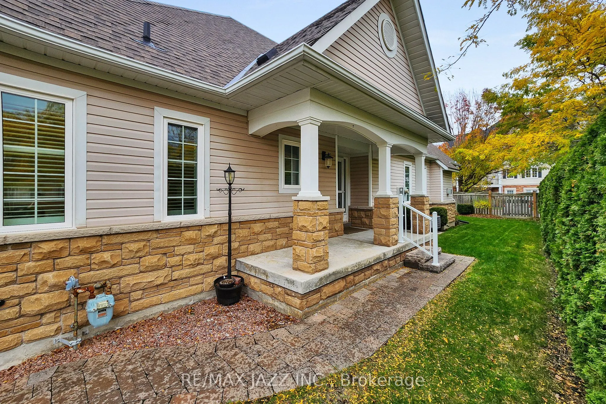 350 Lakebreeze Drive, #9