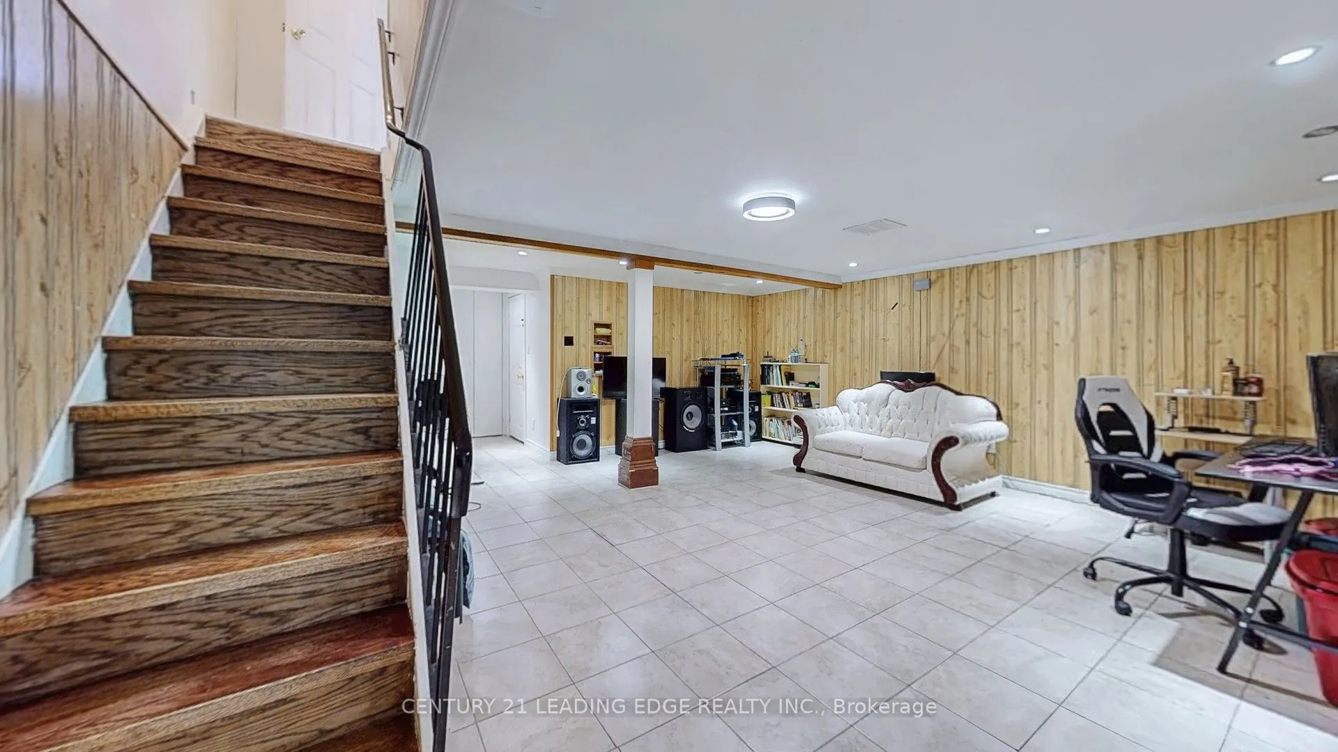 101 Red River Crescent