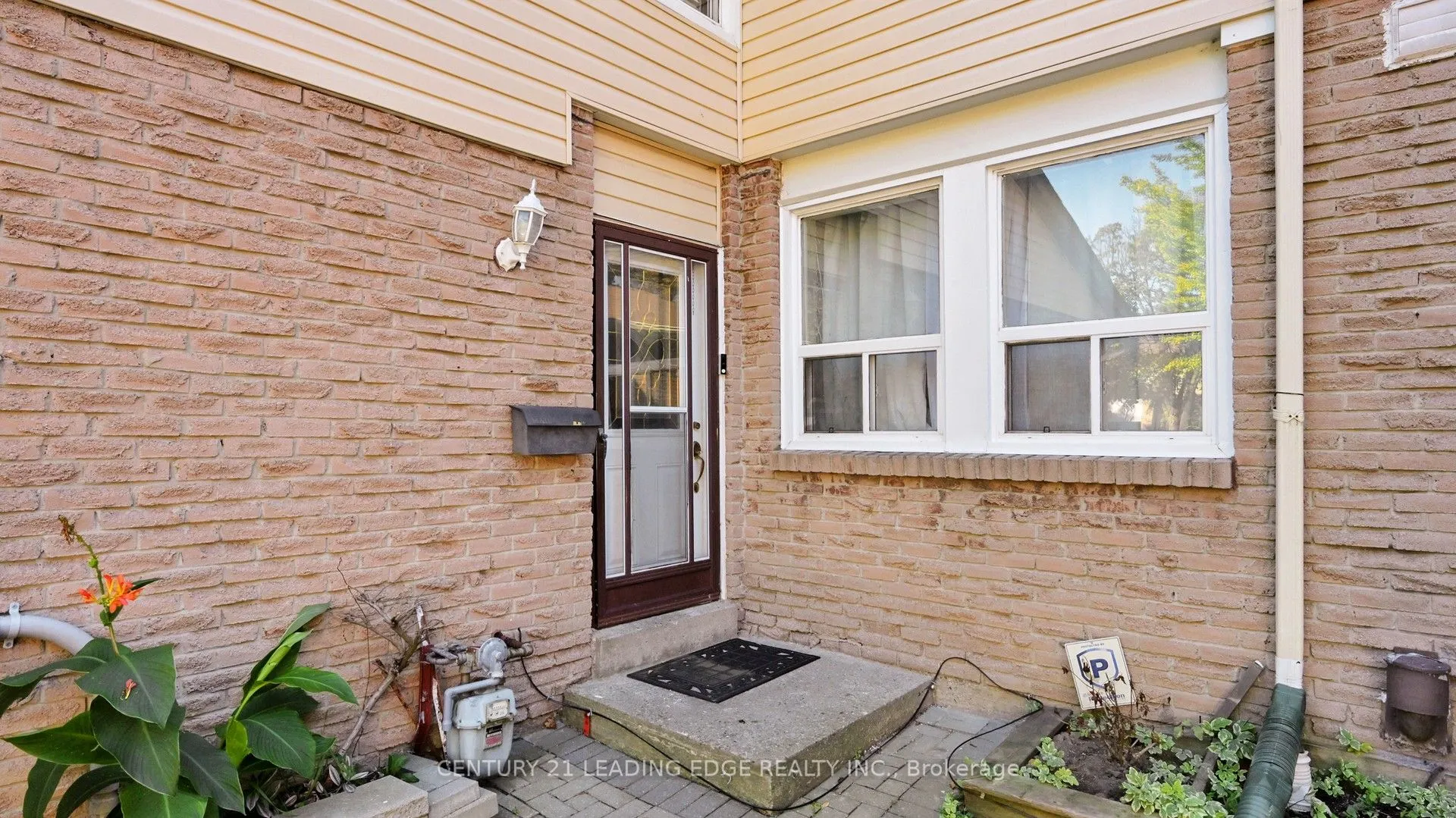 101 Red River Crescent