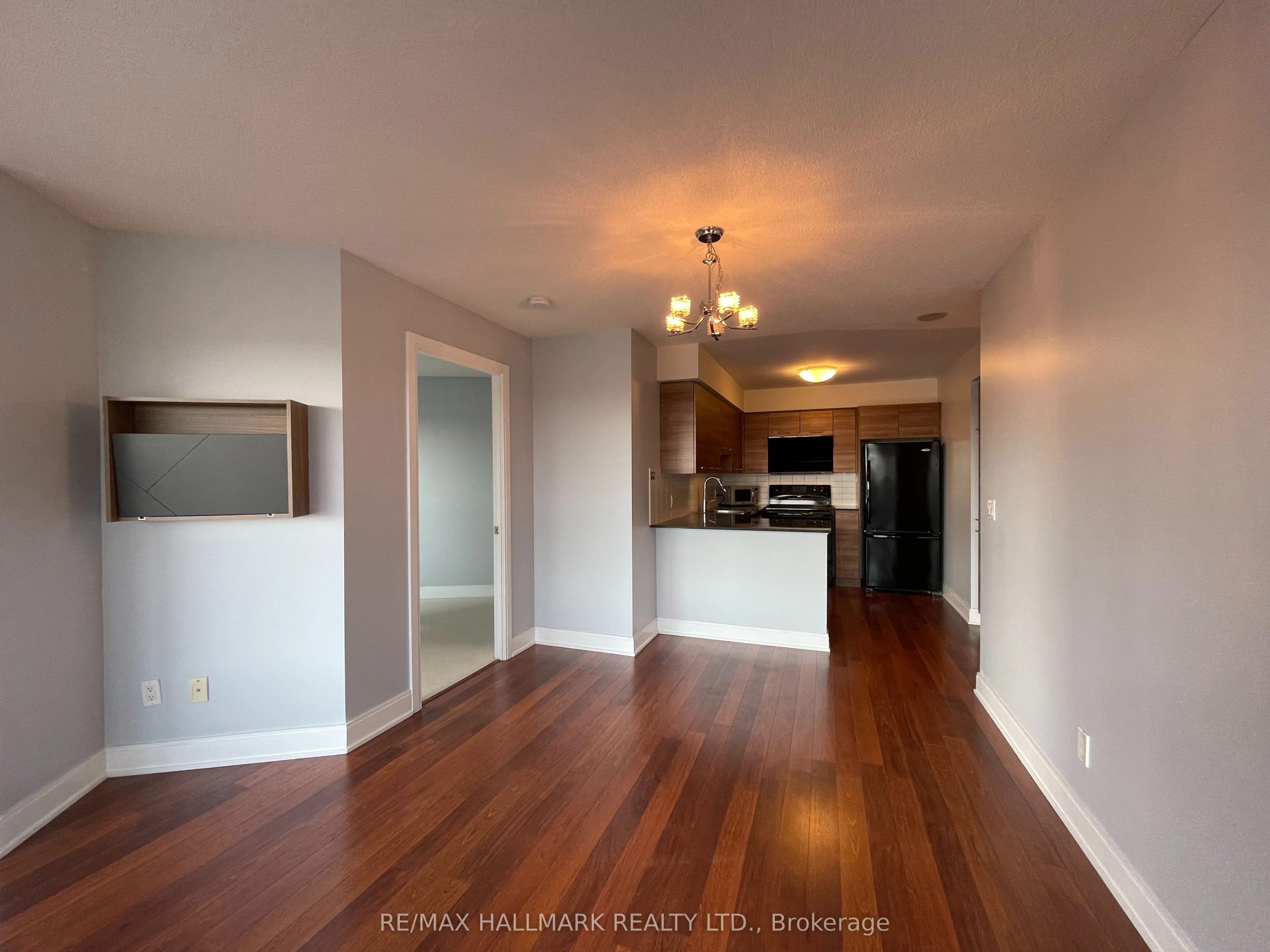 135 Village Green Square, #1018