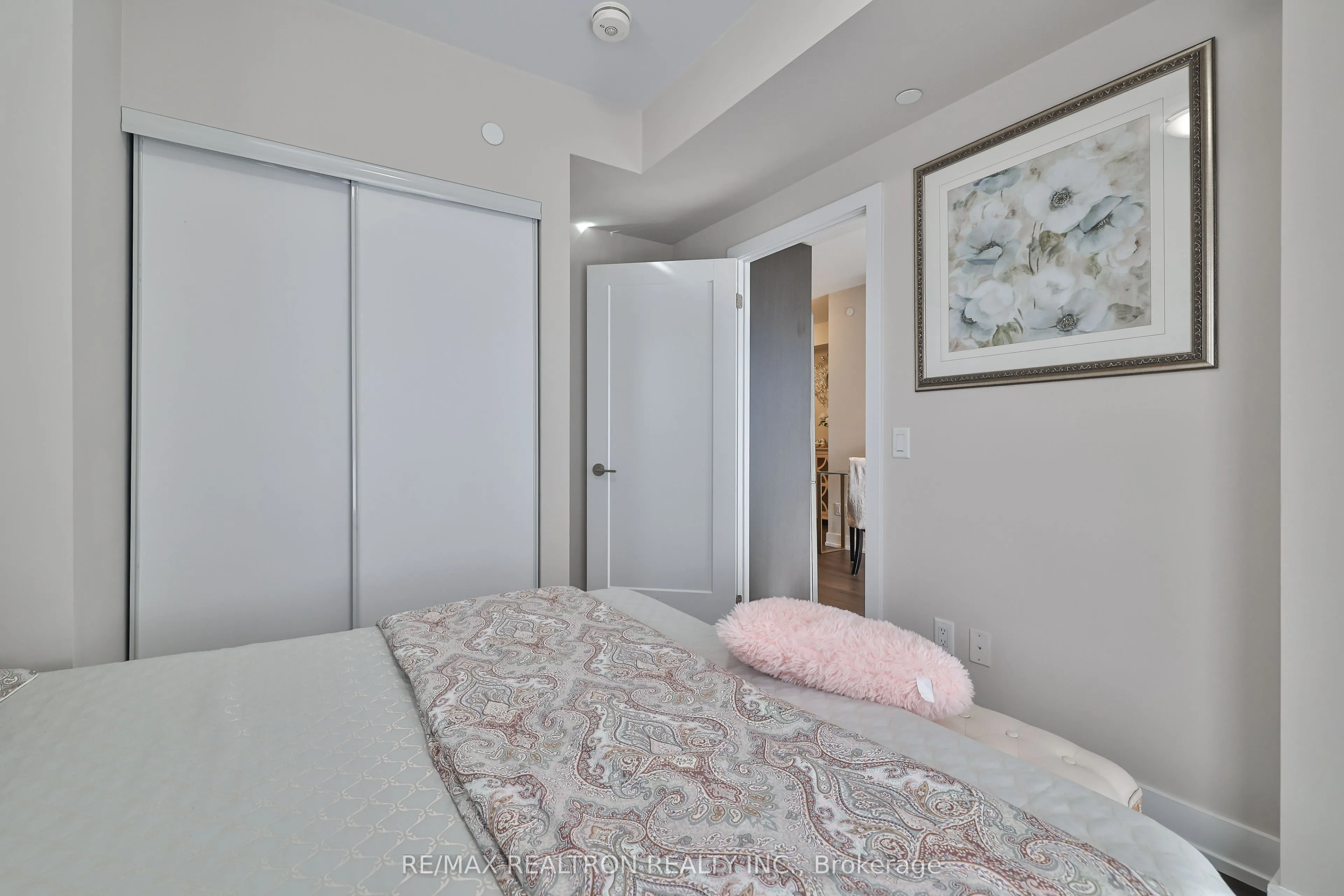 2550 Simcoe Street N, #405