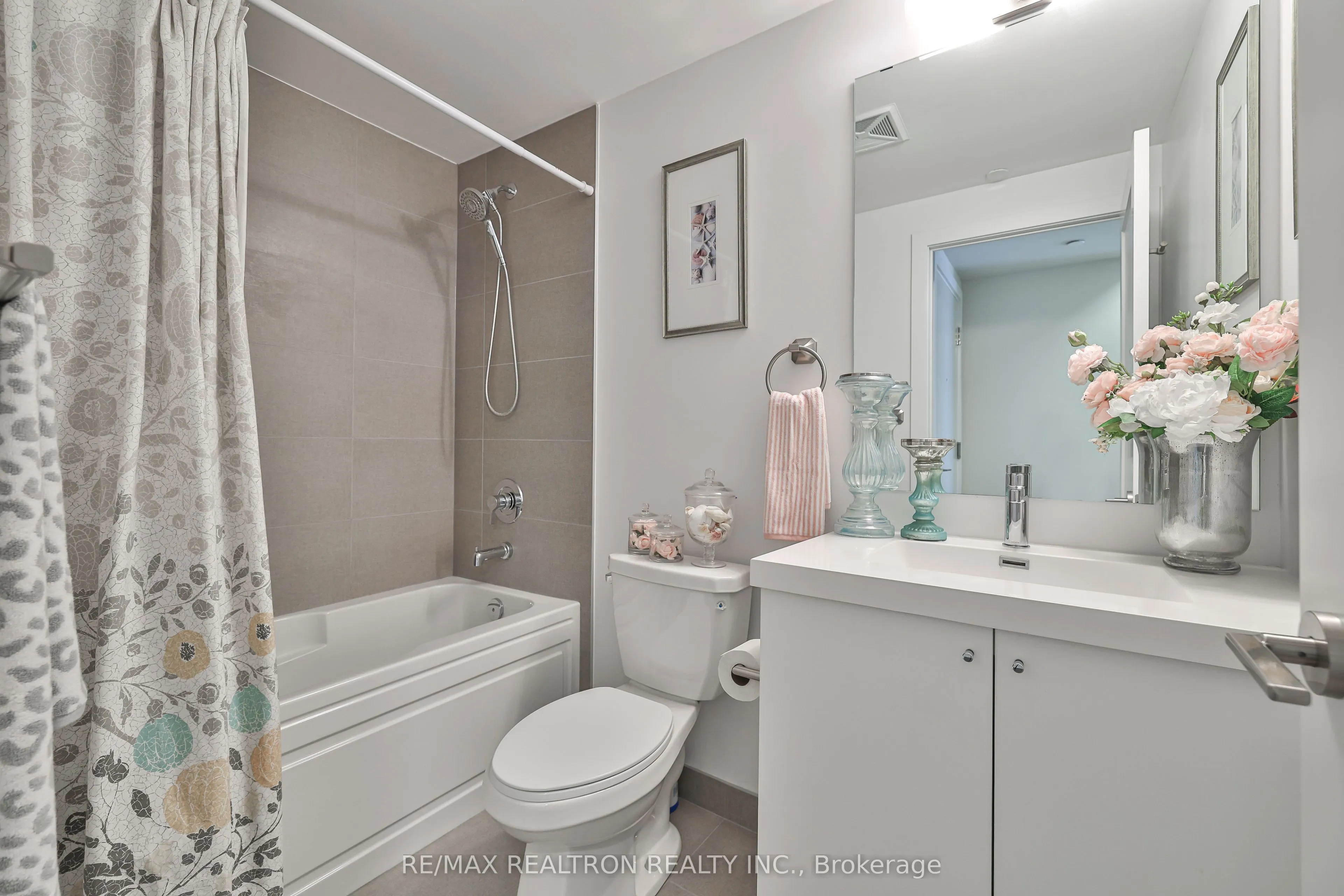 2550 Simcoe Street N, #405