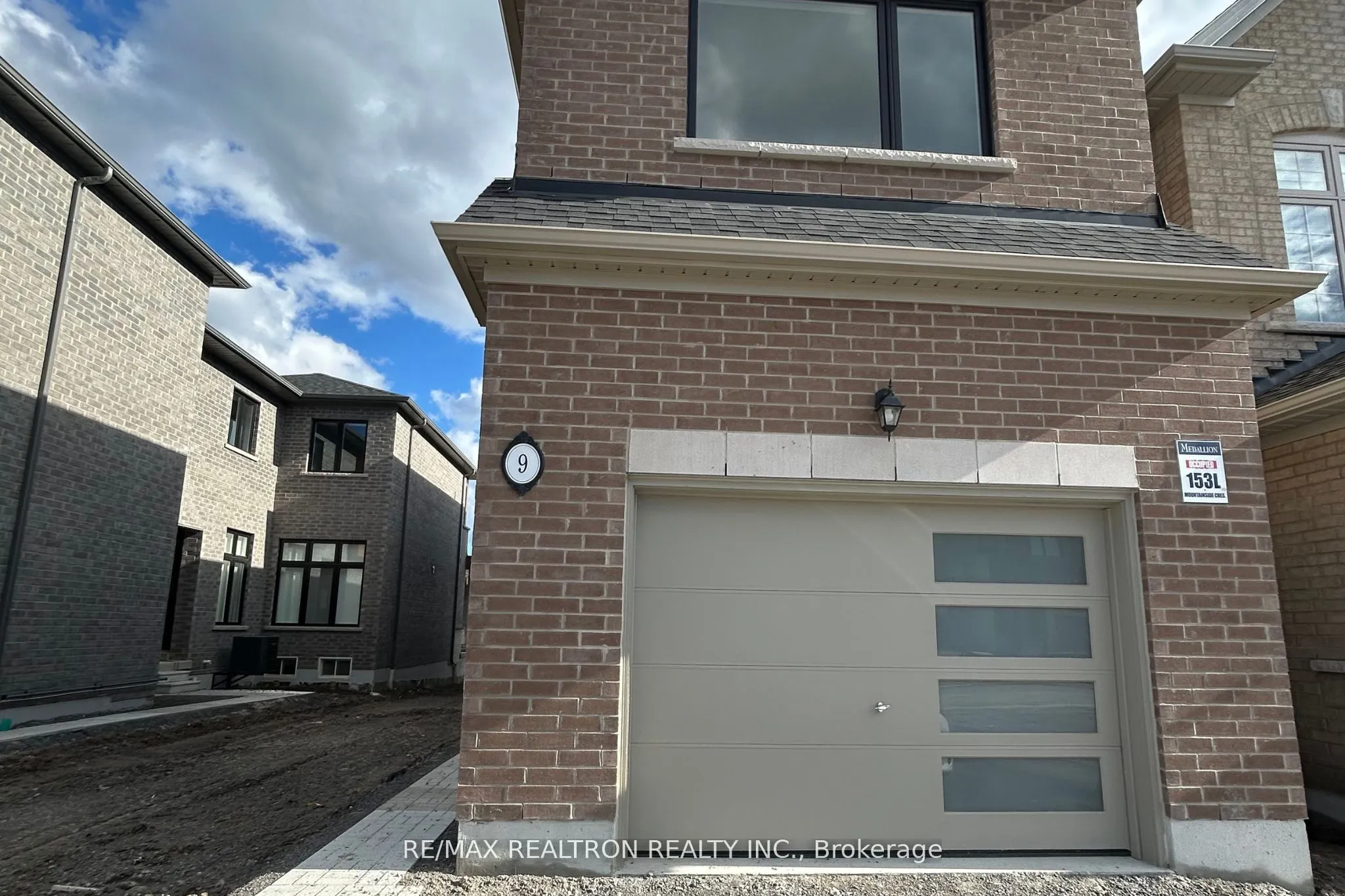 9 Mountainside Crescent