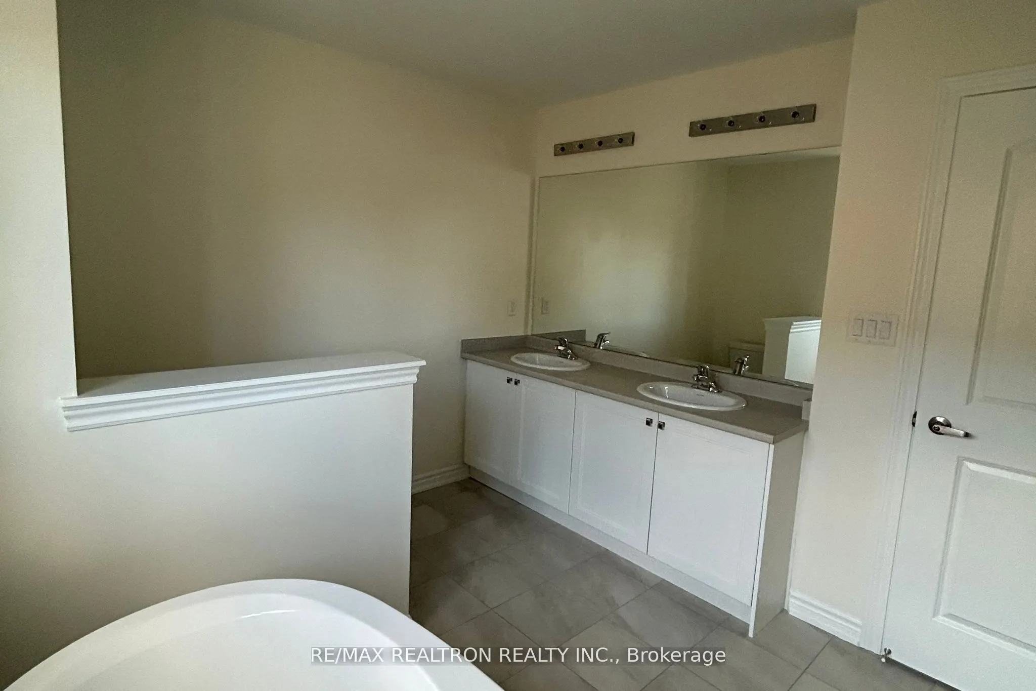 9 Mountainside Crescent